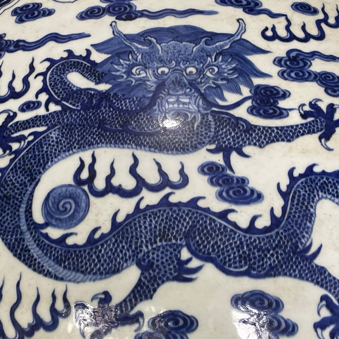 An Exquisite Blue and White Dragon Pattern Seawater Pattern Vat - 7