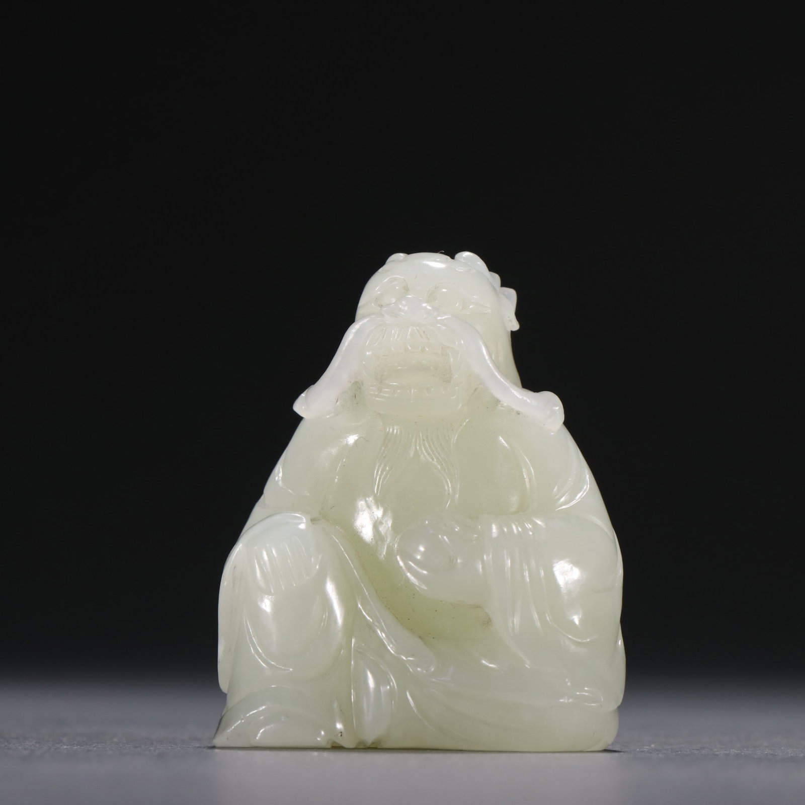 An Exquisite White Jade Auspicious Beast Ornament: An Exquisite White Jade Auspicious Beast Ornament Qing Dynasty, China Size:4.2cmx3.5?M Weight:49g (The Dimensions Of All Batches Are Manually Measured.If You Need More Detailed Information, Please Con