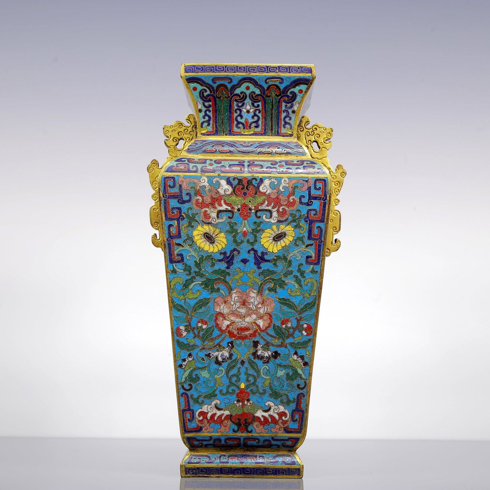 An Exquisite Gilt Bronze Cloisonne Flower Pattern Vase: An Exquisite Gilt Bronze Cloisonne Flower Pattern Vase Qing Dynasty, China Qianlong Four-character Mark Size:17cmx34cm Weight:3305g (The Dimensions Of All Batches Are Manually Measured.If You Need Mor