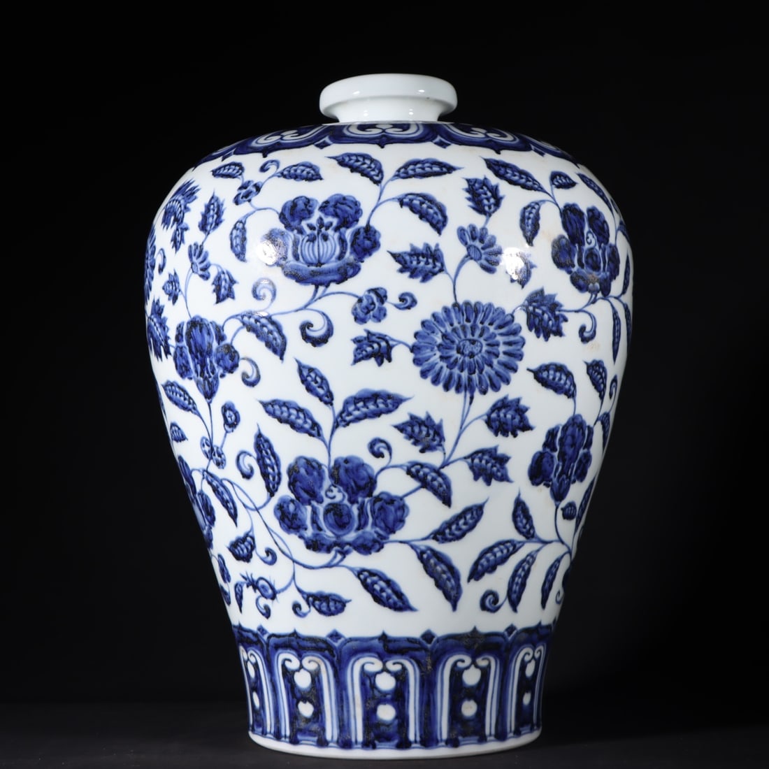 An Exquisite Blue and White Flower Pattern Vase: An Exquisite Blue and White Flower Pattern Vase Ming Dynasty, China Xuande Six-character Mark Size:41.5cmx31cm (The Dimensions Of All Batches Are Manually Measured.If You Need More Detailed Informatio