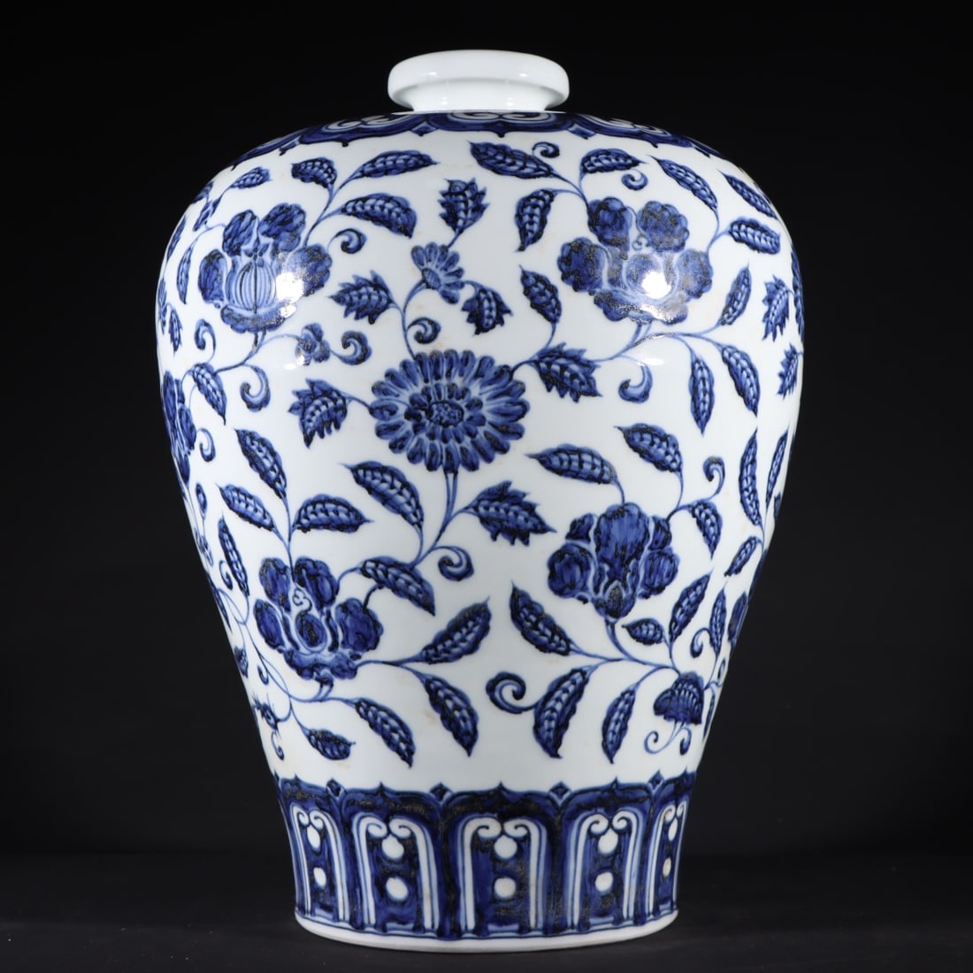 An Exquisite Blue and White Flower Pattern Vase - 4