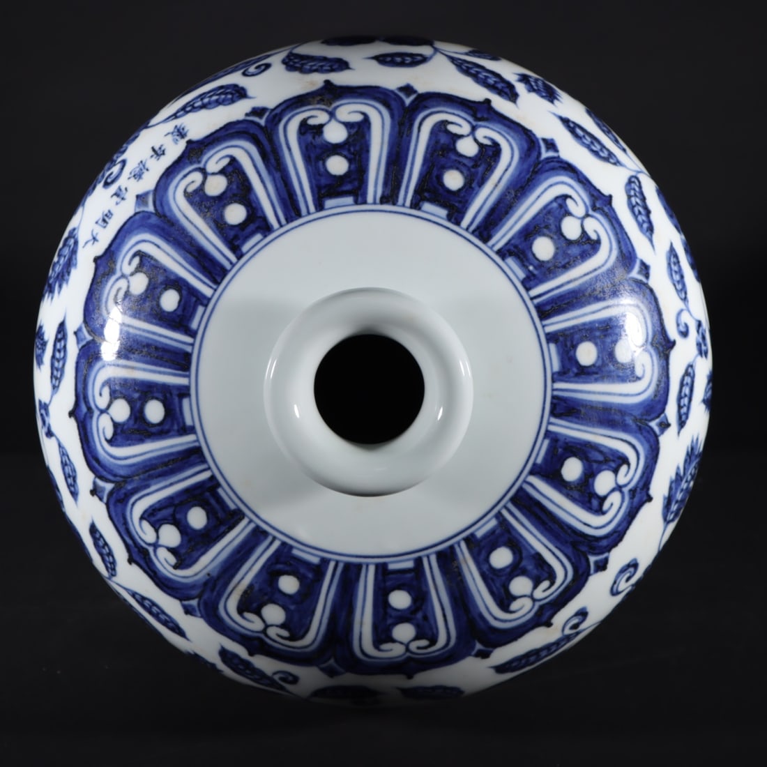 An Exquisite Blue and White Flower Pattern Vase - 8