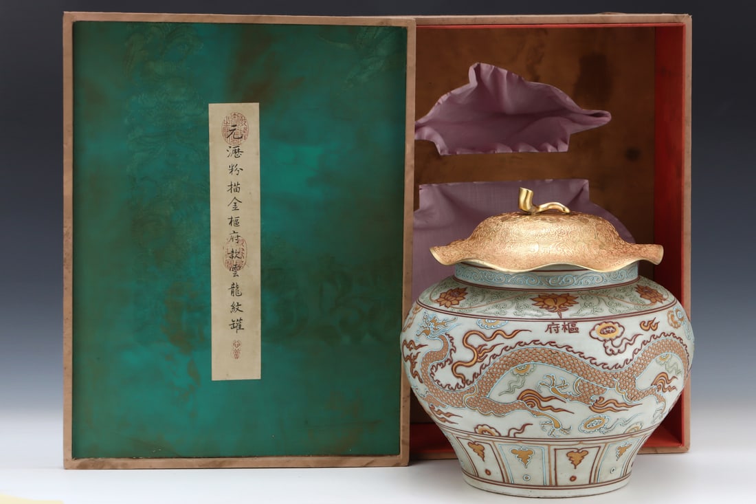 An Exquisite Famille-Rose Painted Gold Dragon Pattern Jar: An Exquisite Famille-Rose Painted Gold Dragon Pattern Jar Yuan Dynasty, China Size:35cmx34.5cm (The Dimensions Of All Batches Are Manually Measured.If You Need More Detailed Information, Please