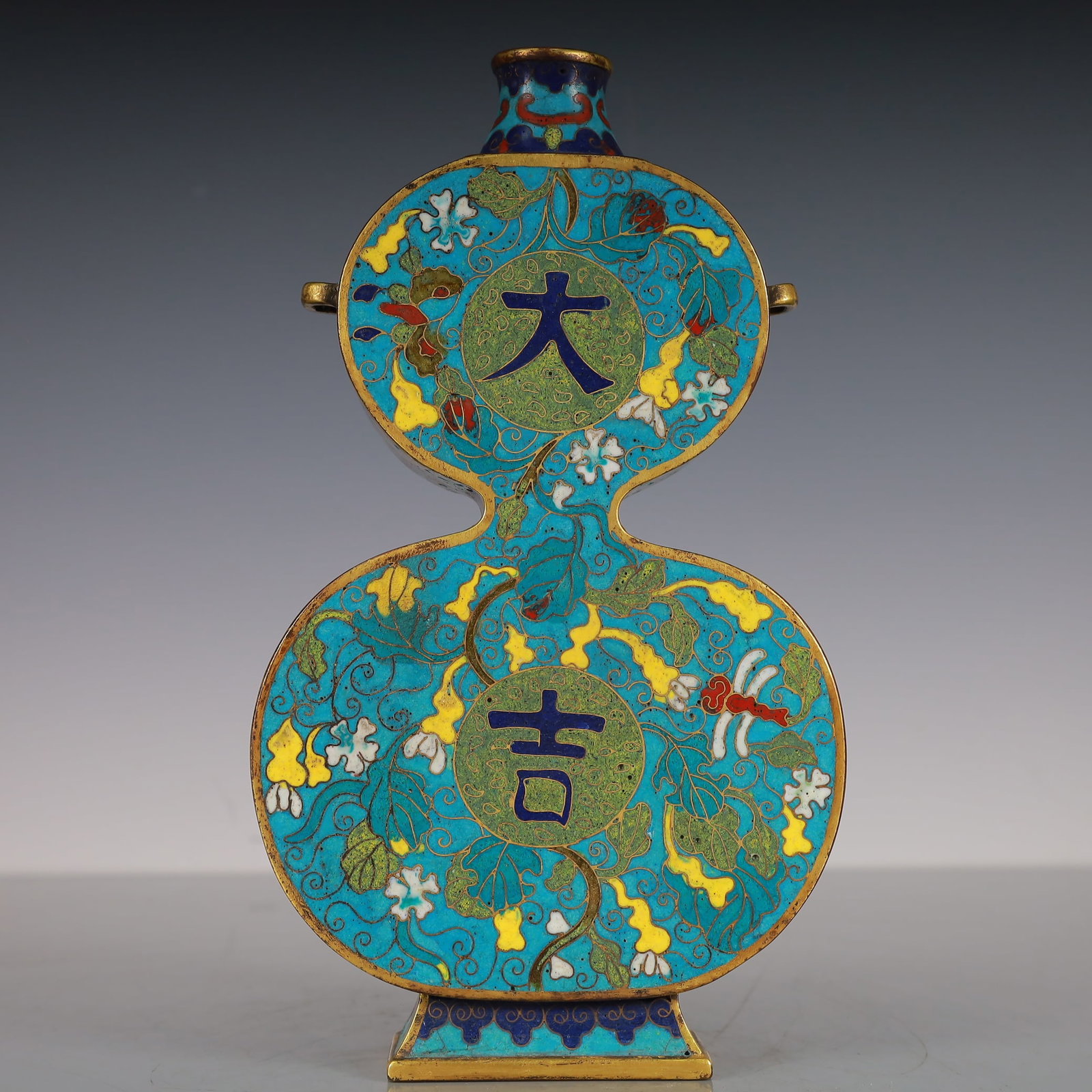 An Exquisite Cloisonne Gilt Bronze Flower Pattern Gourd-Shaped Vase: An Exquisite Cloisonne Gilt Bronze Flower Pattern Gourd-Shaped Vase Qing Dynasty, China Qianlong Six-character Mark Size:13.5cmx4cmx23cm Weight:1000g (The Dimensions Of All Batches Are Manually Measur
