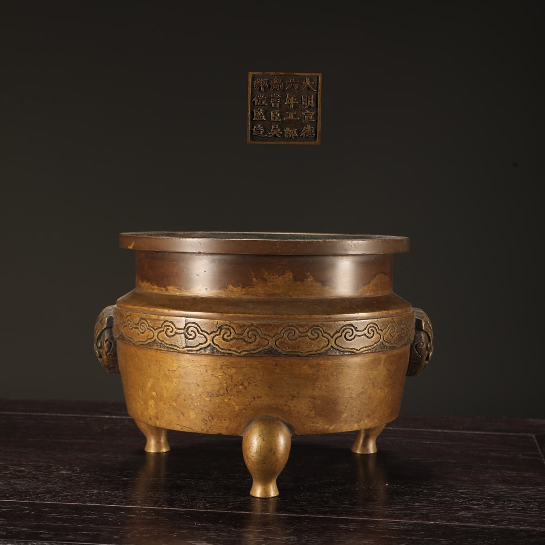 An Exquisite Bronze Double-Ears and Tripod Censer: An Exquisite Bronze Double-Ears and Tripod Censer Qing Dynasty, China Size:11.3cmx17.3cm Weight:2300g (The Dimensions Of All Batches Are Manually Measured.If You Need More Detailed Information,