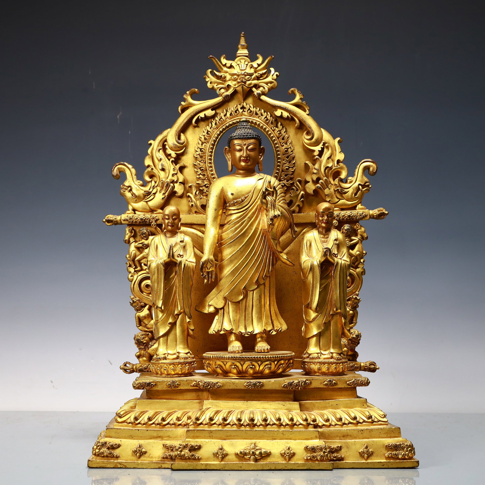 A Exquisite Gilt Bronze Buddha statue: A Exquisite Gilt Bronze Buddha statue Qing Dynasty, China Size:32cmx16.5cmx46.5cm Weight:13100g (The Dimensions Of All Batches Are Manually Measured.If You Need More Detailed Information, Please Conta