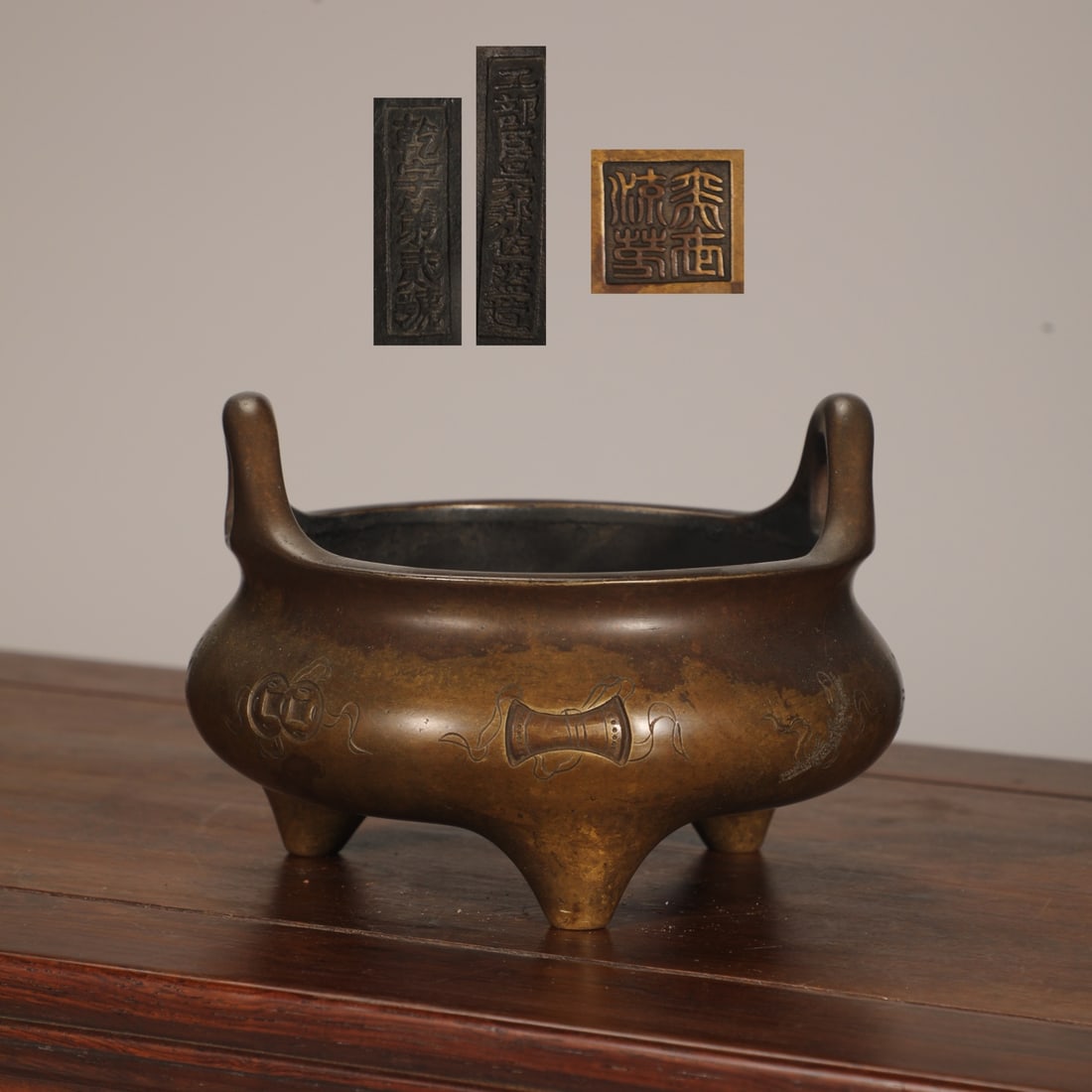 An Exquisite Bronze Double-Ears and Tripod Censer: An Exquisite Bronze Double-Ears and Tripod Censer Qing Dynasty, China Size:9.8cmx14.8cm Weight:1550g (The Dimensions Of All Batches Are Manually Measured.If You Need More Detailed Information, Please 