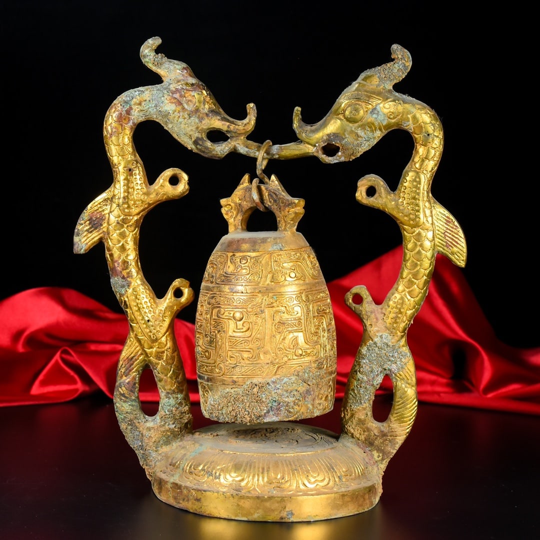 An Exquisite Gilt Bronze Dragon Pattern Ornament: An Exquisite Gilt Bronze Dragon Pattern Ornament the Warring States period in China Size:25cmx21cm Weight:1720g (The Dimensions Of All Batches Are Manually Measured.If You Need More Detailed