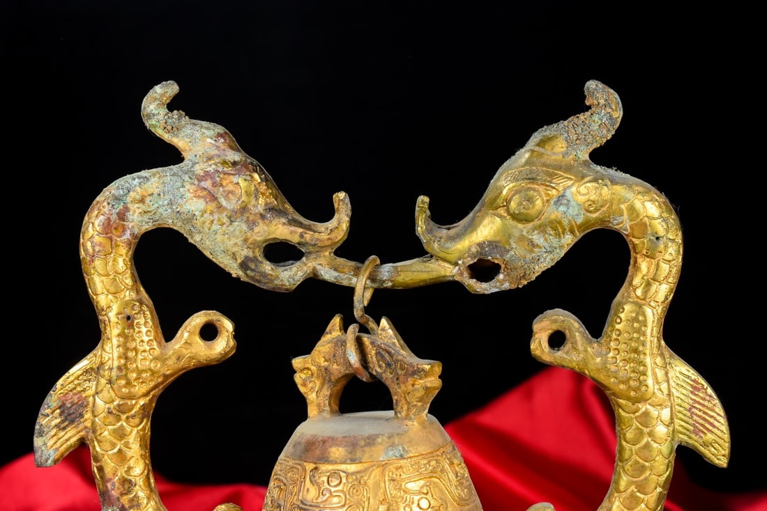 An Exquisite Gilt Bronze Dragon Pattern Ornament - 9