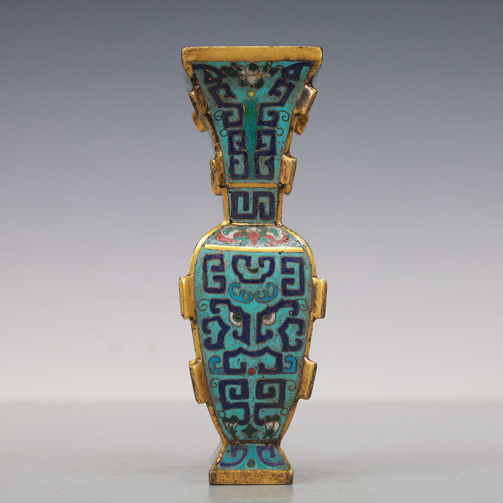 An Exquisite Cloisonne Gilt Bronze Flower Pattern Vase: An Exquisite Cloisonne Gilt Bronze Flower Pattern Vase Qing Dynasty, China Qianlong Four-character MarkSize:5.5cmx5.5cmx16cm Weight:400g (The Dimensions Of All Batches Are Manually Measured.If You