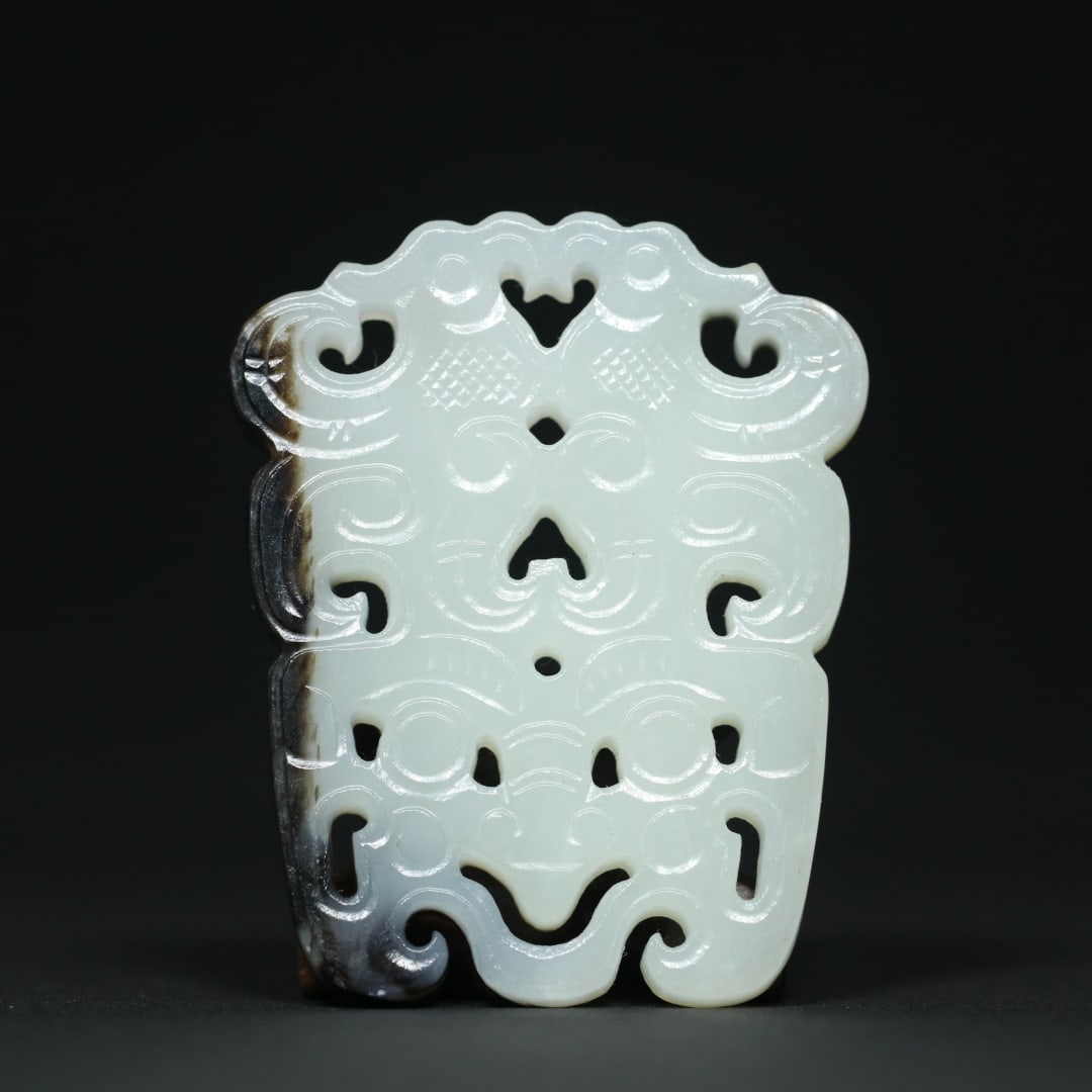 An Exquisite White Jade Beast-Face Pattern Pendant: An Exquisite White Jade Beast-Face Pattern Pendant Qing Dynasty, China Size:5.6cmx4.5cmx0.6cm Weight:32.7g (The Dimensions Of All Batches Are Manually Measured.If You Need More Detailed Information,