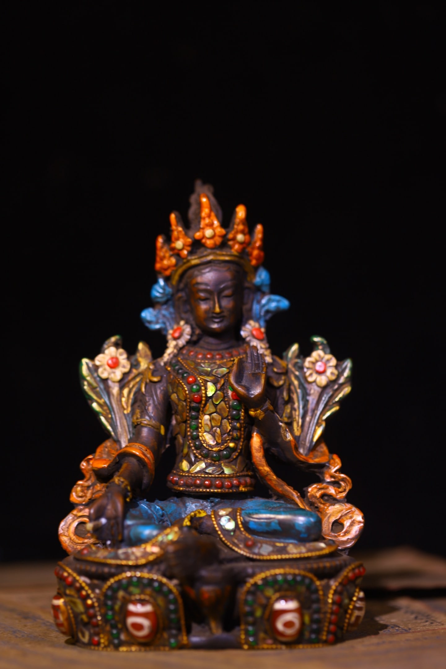 An Exquisite Yak bone Inlaid Gems Dzi Bead Statue of Tara: An Exquisite Yak bone Inlaid Gems Dzi Bead Statue of Tara Qing Dynasty, China Size:15.cmx10cm Weight:430g (The Dimensions Of All Batches Are Manually Measured.If You Need More Detailed Information, Pl