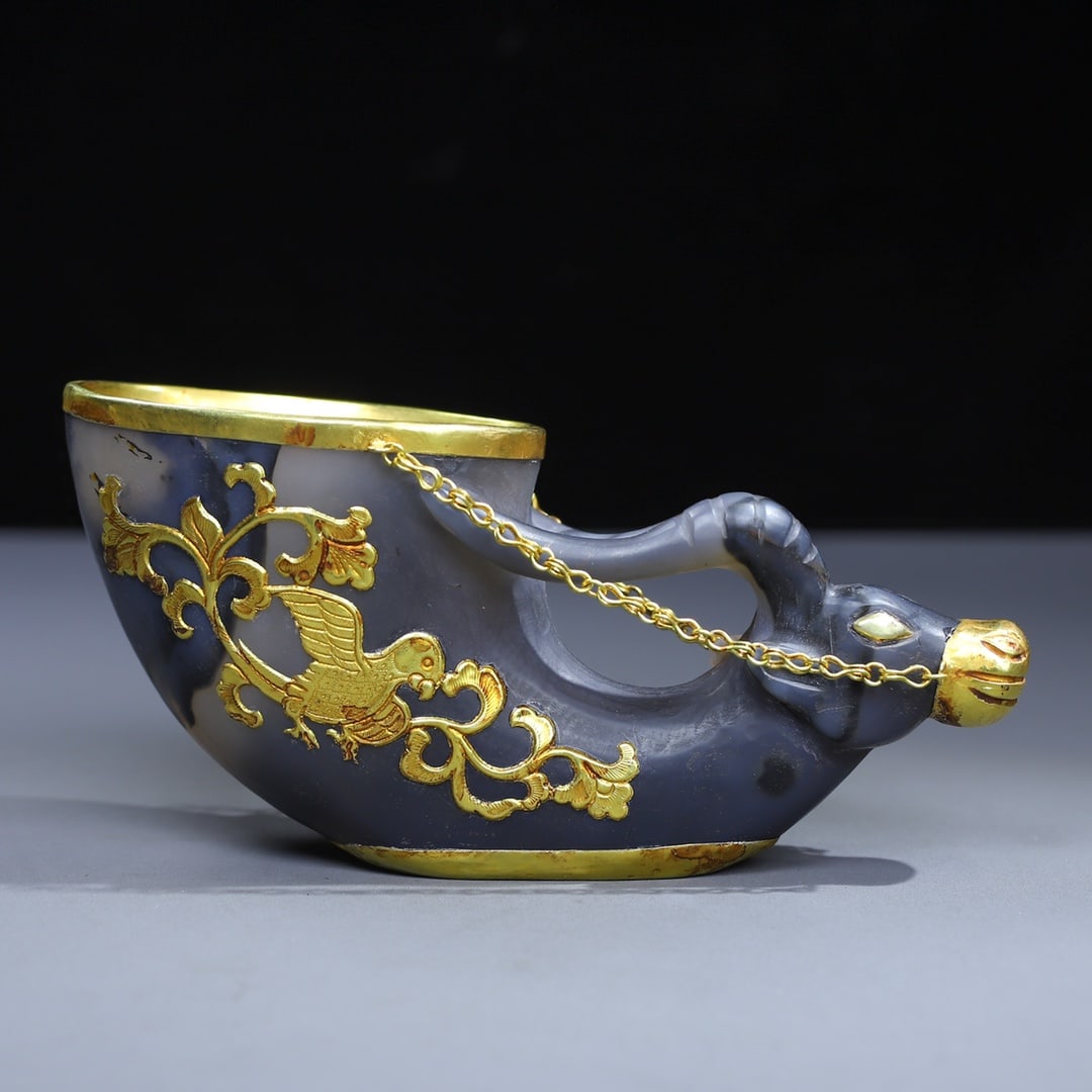 An Exquisite Agate Cover with Gold Flower and Bird Pattern Goblet: An Exquisite Agate Cover with Gold Flower and Bird Pattern Goblet Qing Dynasty, China Size:8.5cmx17.5cmx6.5cm Weight:499g (The Dimensions Of All Batches Are Manually Measured.If You Need More Detailed