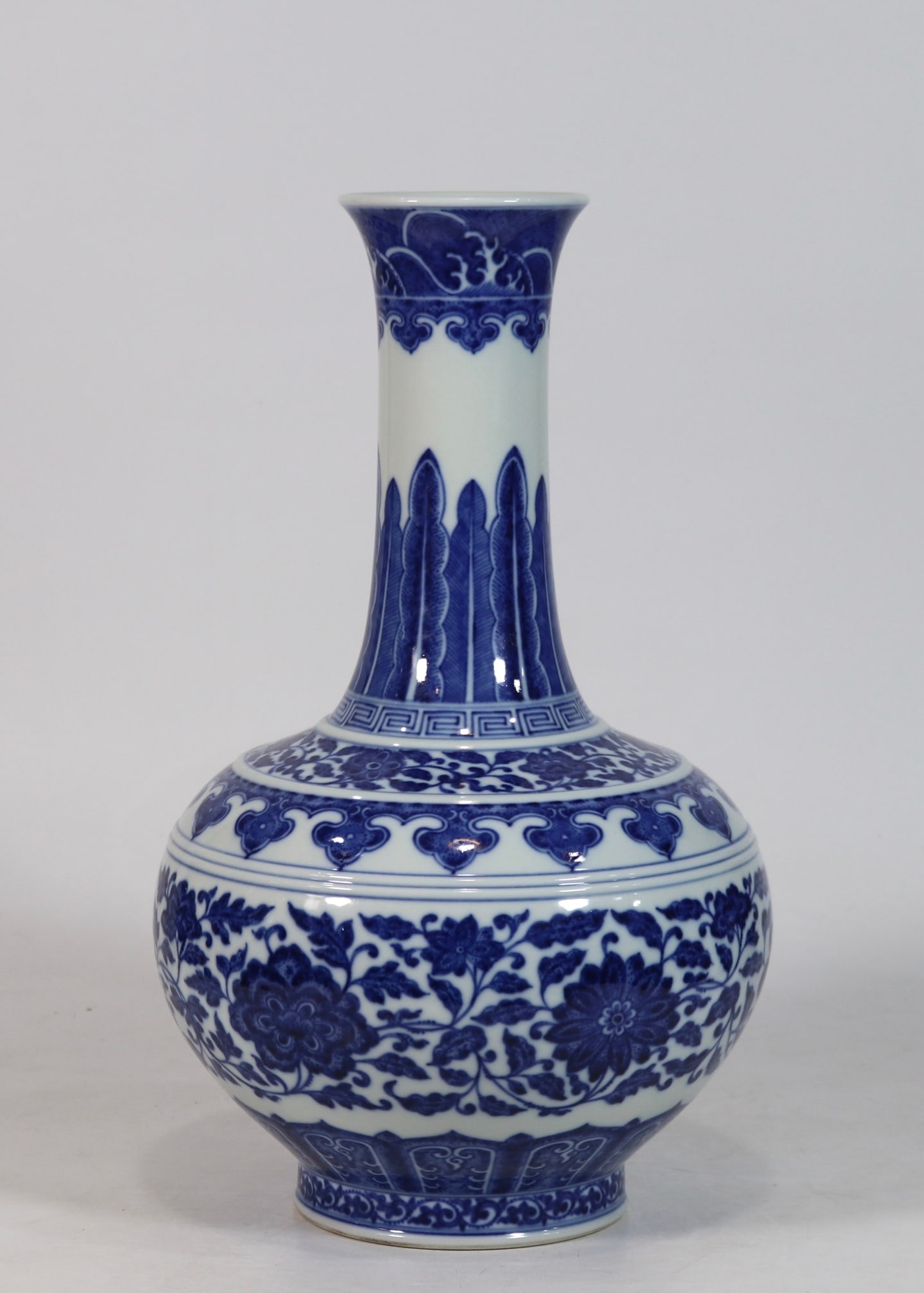 An Exquisite Blue and White Lotus Pattern Vase - 2