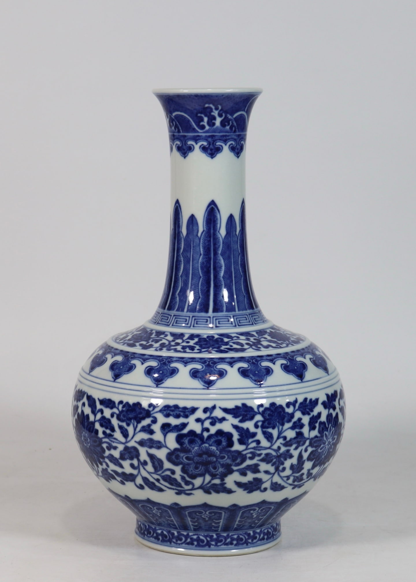 An Exquisite Blue and White Lotus Pattern Vase - 3