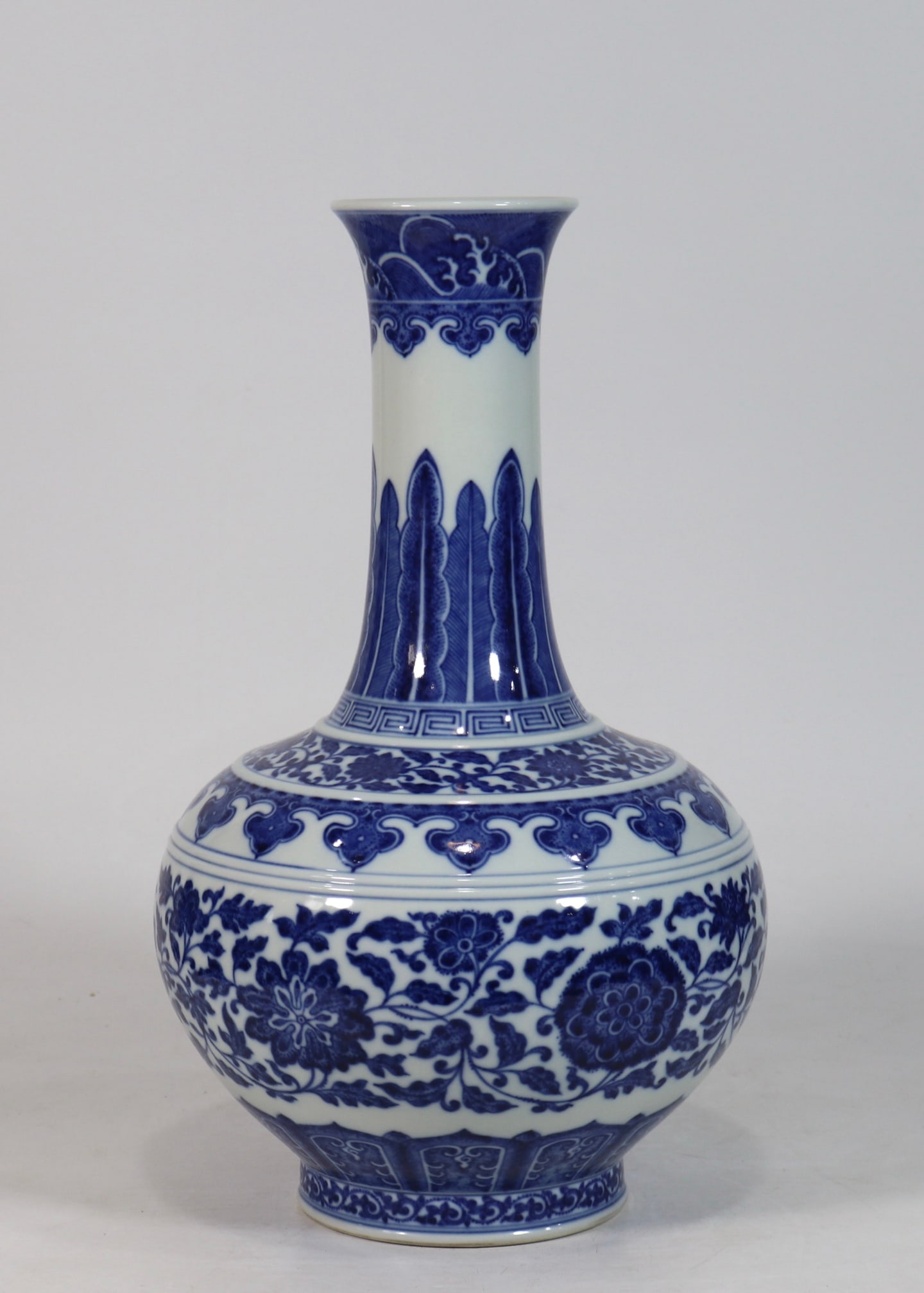 An Exquisite Blue and White Lotus Pattern Vase - 4