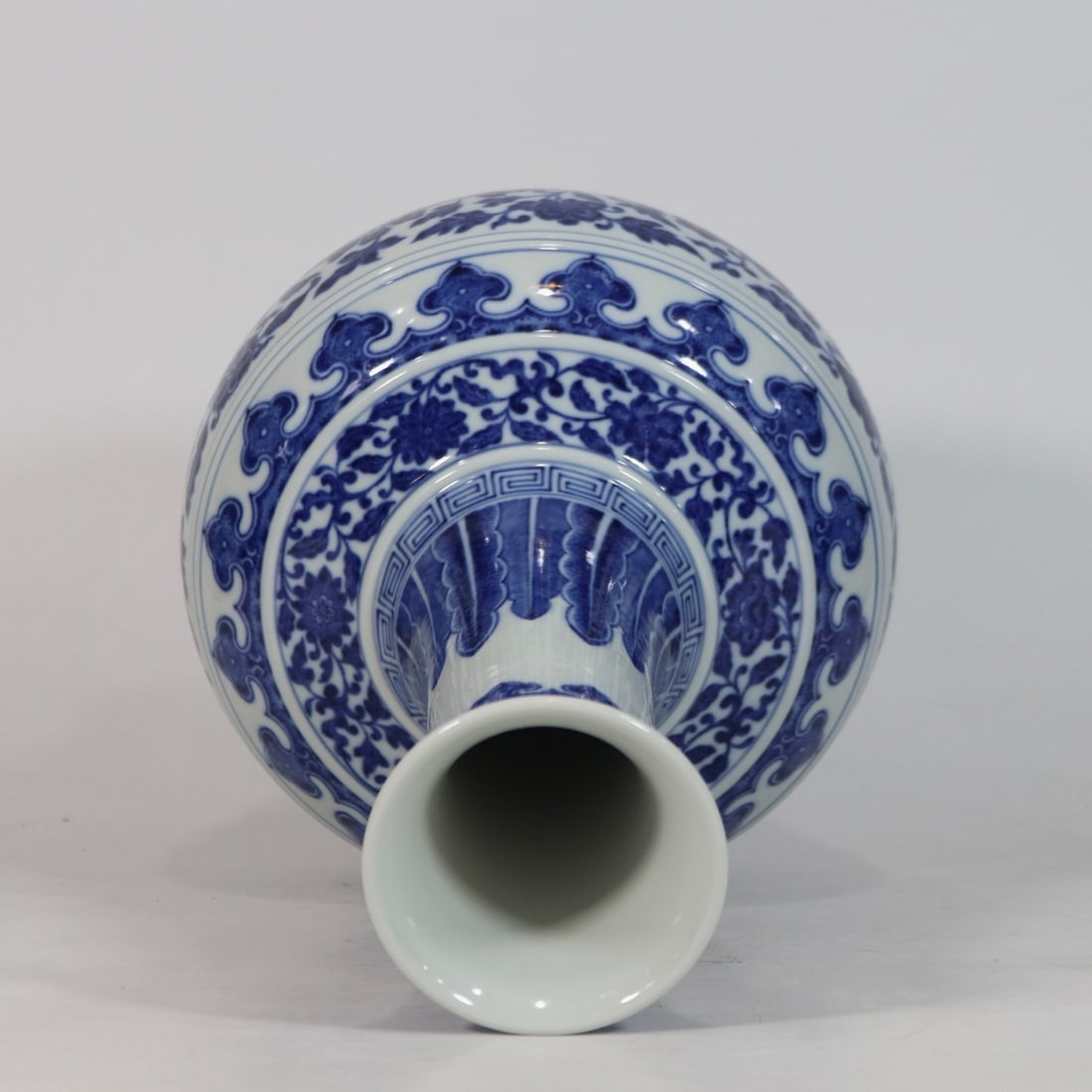 An Exquisite Blue and White Lotus Pattern Vase - 5