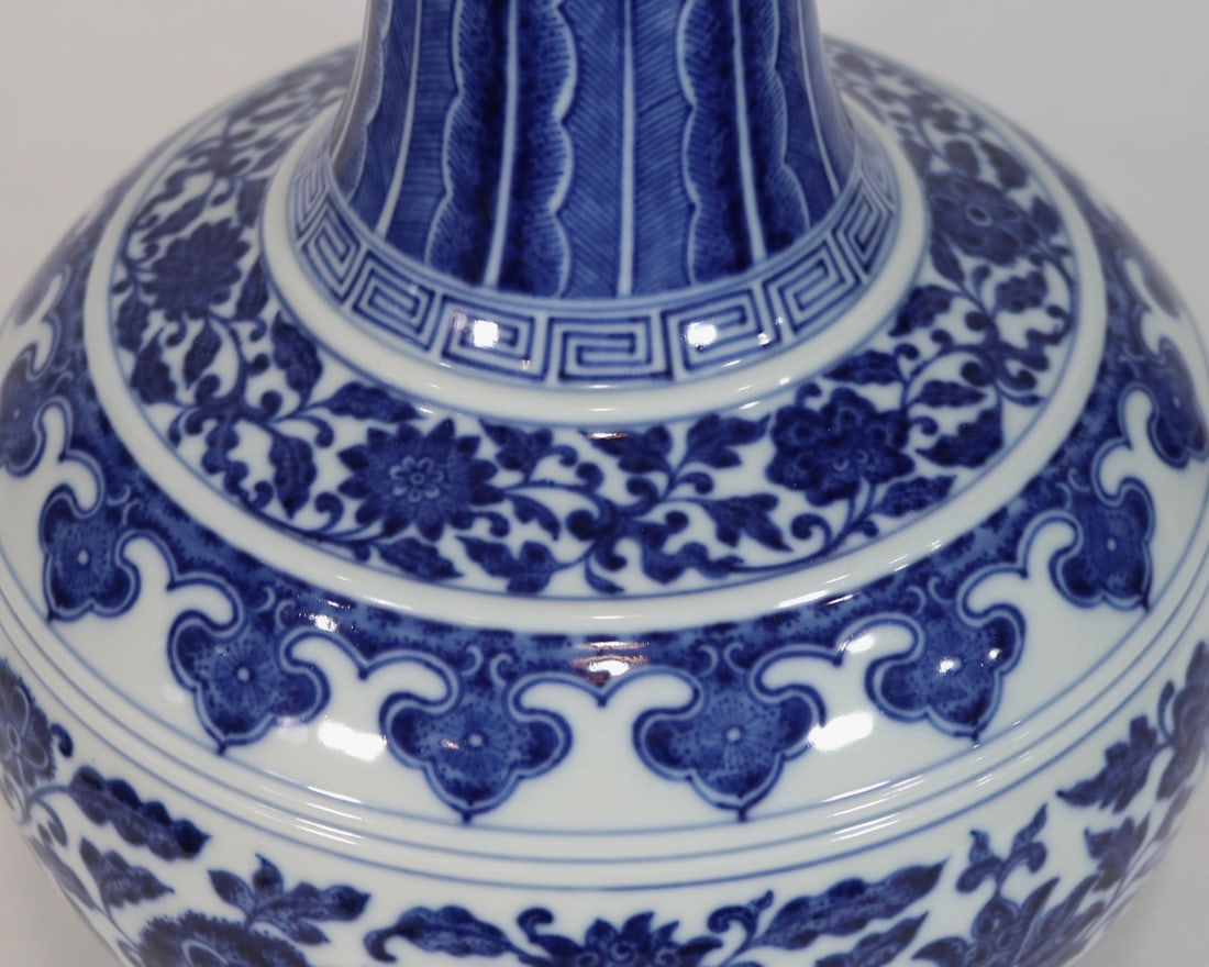 An Exquisite Blue and White Lotus Pattern Vase - 6
