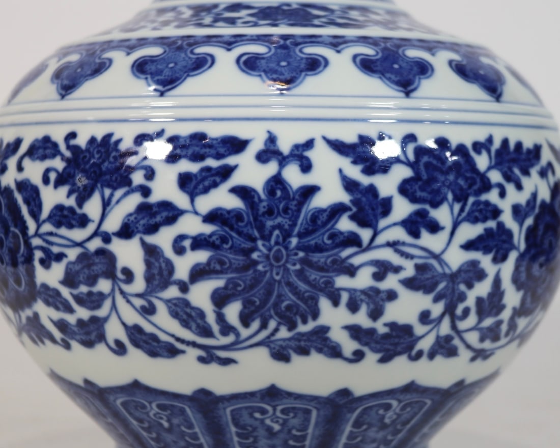 An Exquisite Blue and White Lotus Pattern Vase - 7