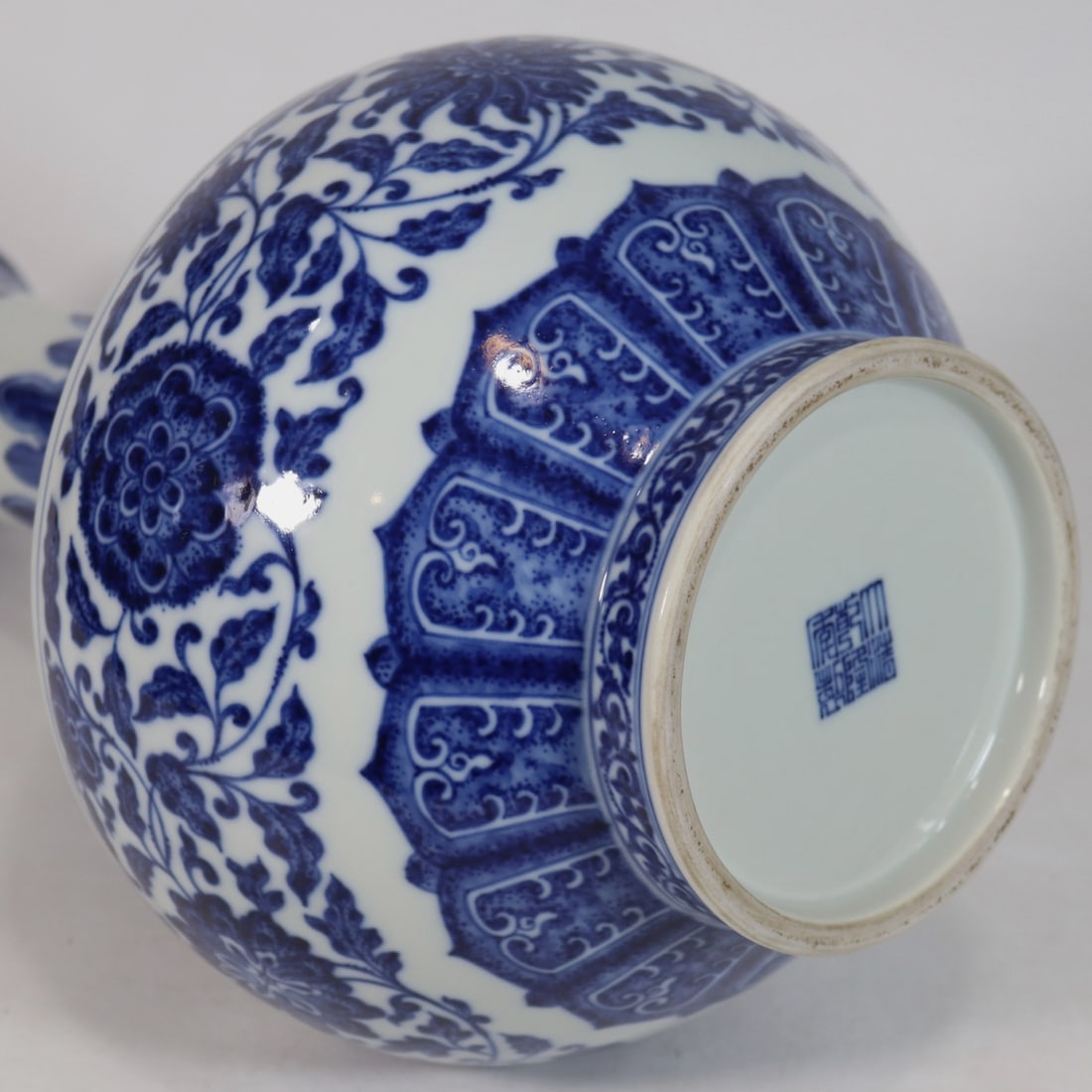 An Exquisite Blue and White Lotus Pattern Vase - 8