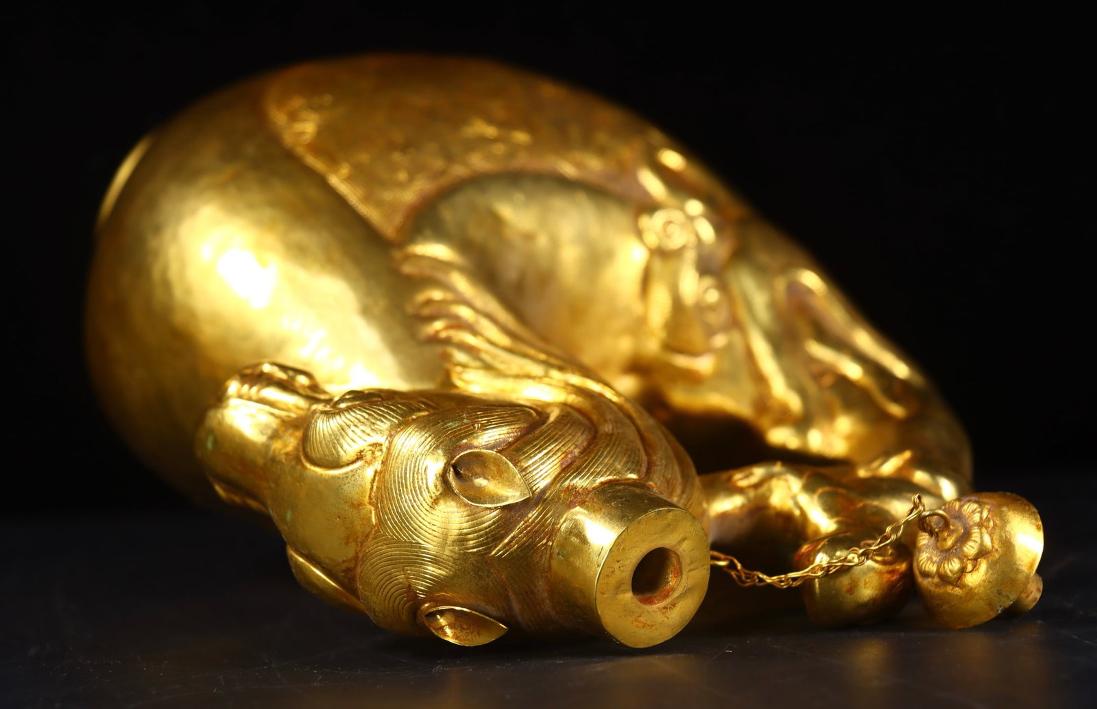 An Exquisite Gilt Bronze Auspicious Beast Pattern Ewer - 7