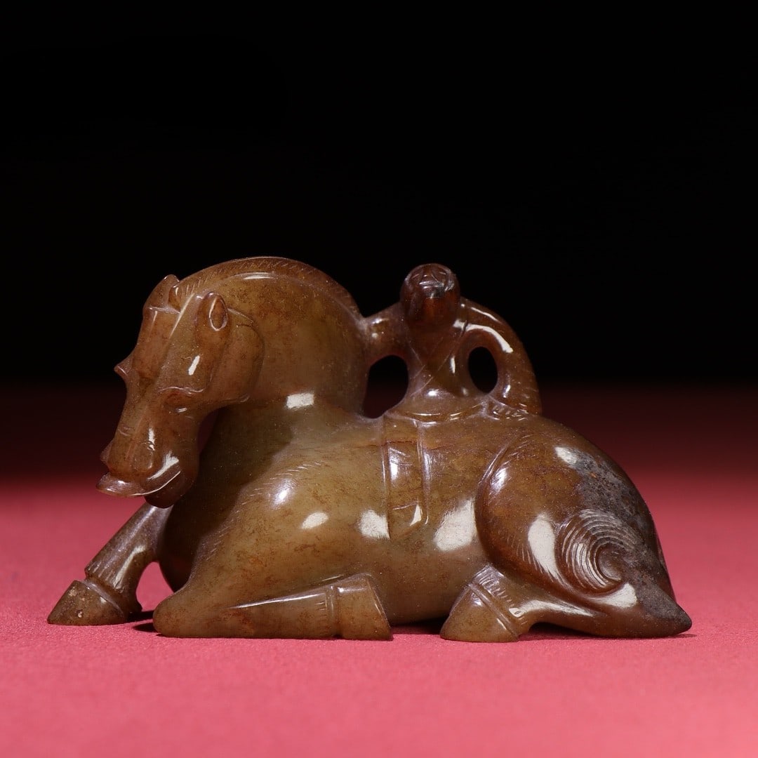 An Exquisite White Jade Horse Ornament: An Exquisite White Jade Horse Ornament Han Dynasty, China Size:10.5cmx4.3cmx6.1cm Weight:294g (The Dimensions Of All Batches Are Manually Measured.If You Need More Detailed Information, Please Contact