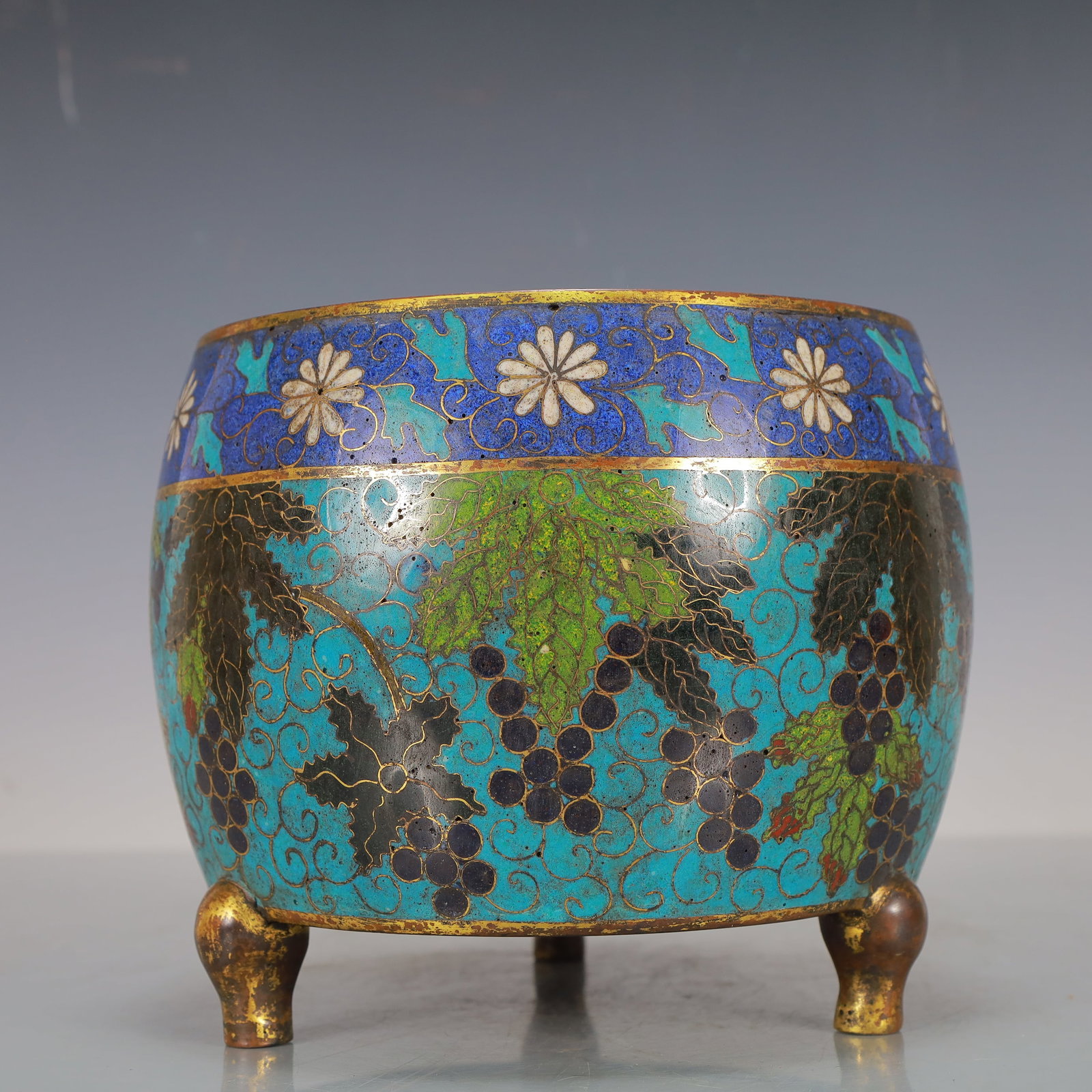 A Exquisite Cloisonne Grapes Pattern Tripod Censer: A Exquisite Cloisonne Grapes Pattern Tripod Censer Ming Dynasty, China Chenghua Four-character Mark Size:18cmx15cm Weight:1500g (The Dimensions Of All Batches Are Manually Measured.If You Need More De