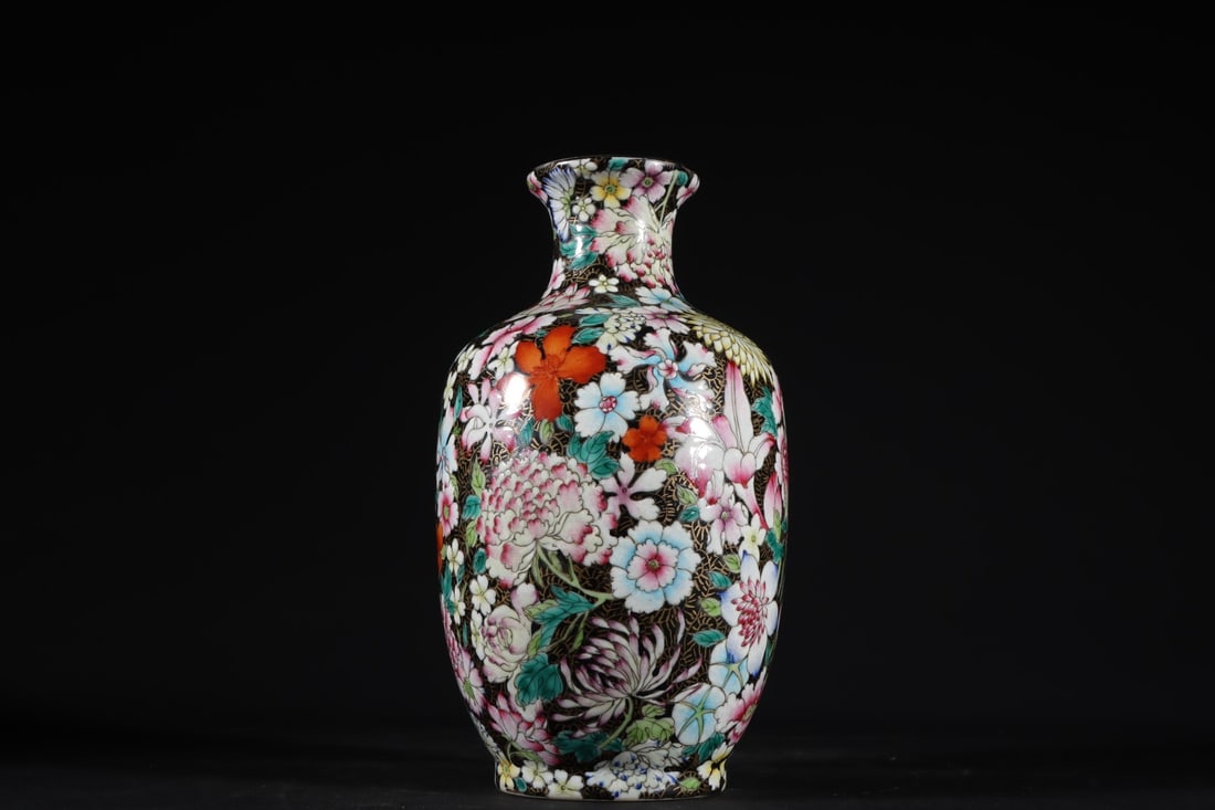 An Exquisite Enamel Painted Gold Flower Pattern Vase: An Exquisite Enamel Painted Gold Flower Pattern Vase Qing Dynasty, China Qianlong Four-character Mark Size:19.5cmx11cm (The Dimensions Of All Batches Are Manually Measured.If You Need More Detailed