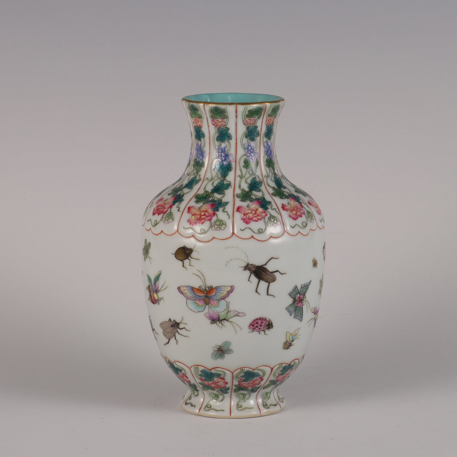 An Exquisite Famille-Rose Insect Pattern Flower Pattern Vase - 2