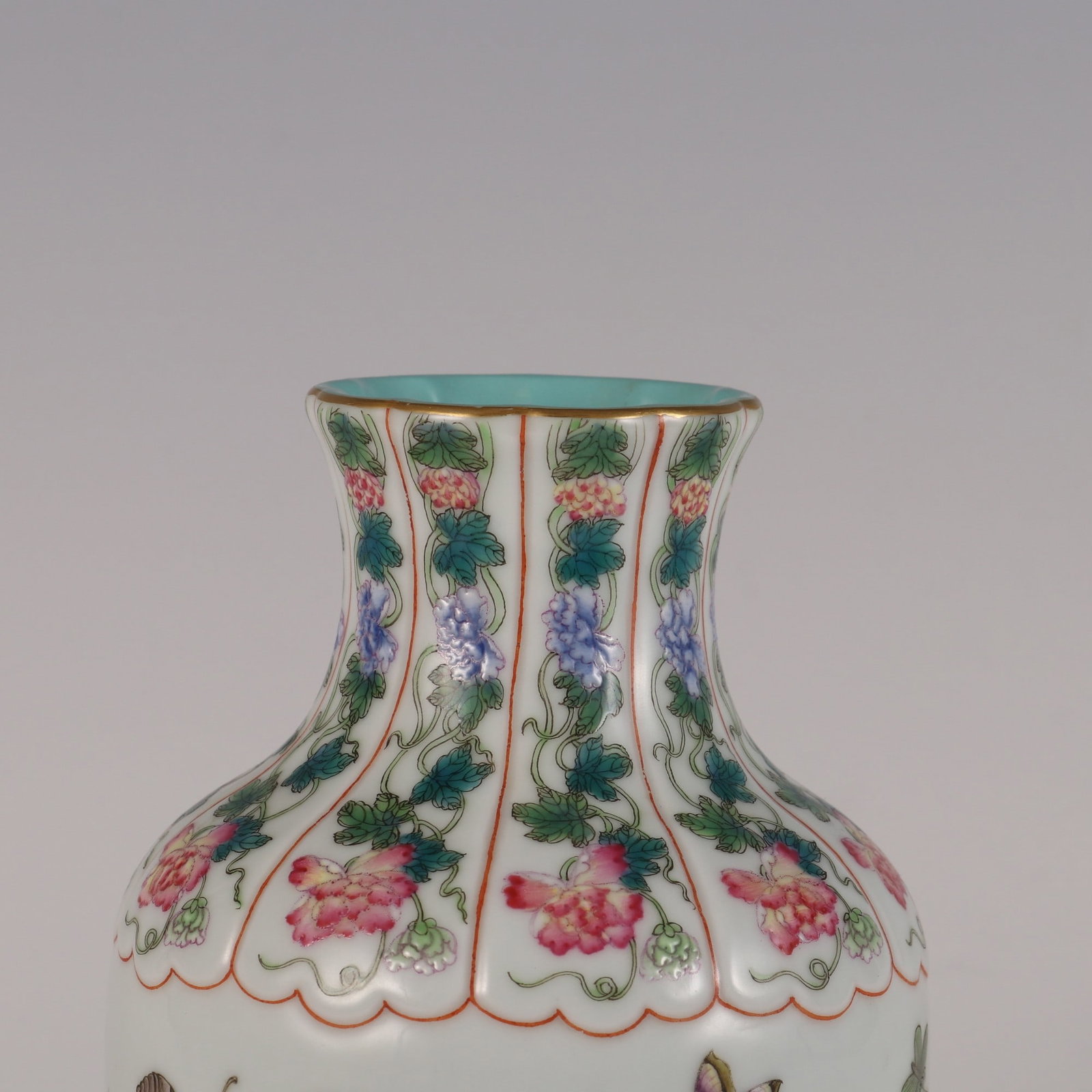 An Exquisite Famille-Rose Insect Pattern Flower Pattern Vase - 3