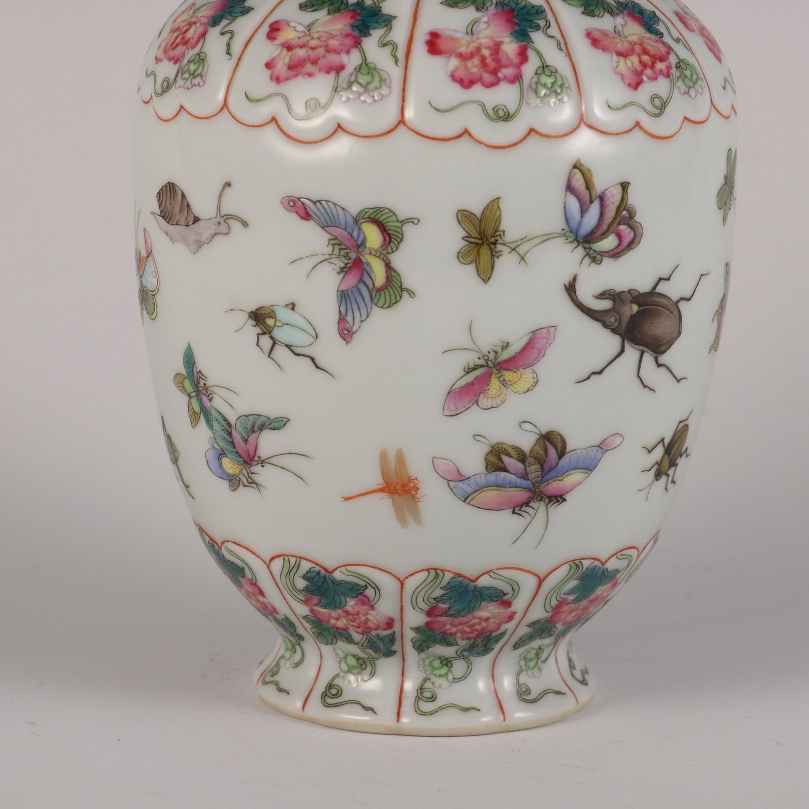 An Exquisite Famille-Rose Insect Pattern Flower Pattern Vase - 4