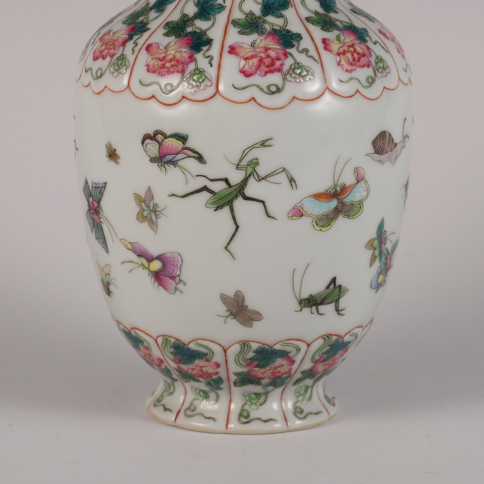 An Exquisite Famille-Rose Insect Pattern Flower Pattern Vase - 5