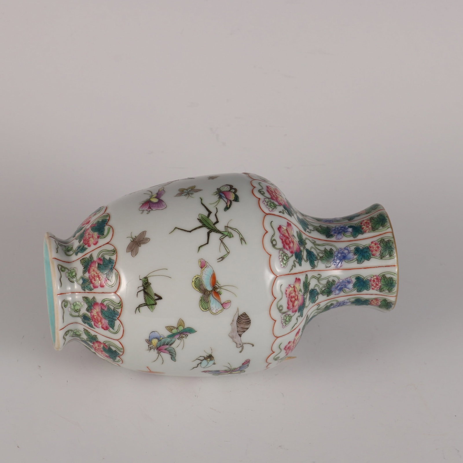 An Exquisite Famille-Rose Insect Pattern Flower Pattern Vase - 6