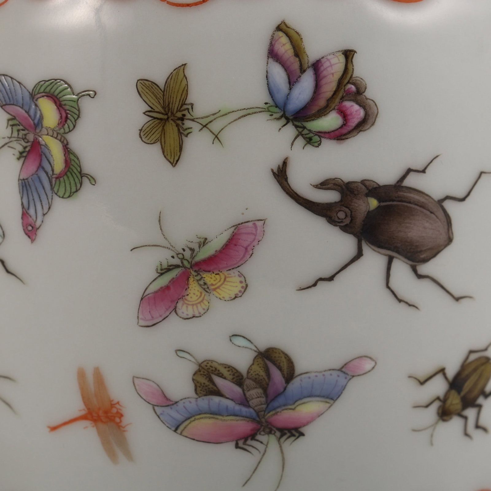 An Exquisite Famille-Rose Insect Pattern Flower Pattern Vase - 8