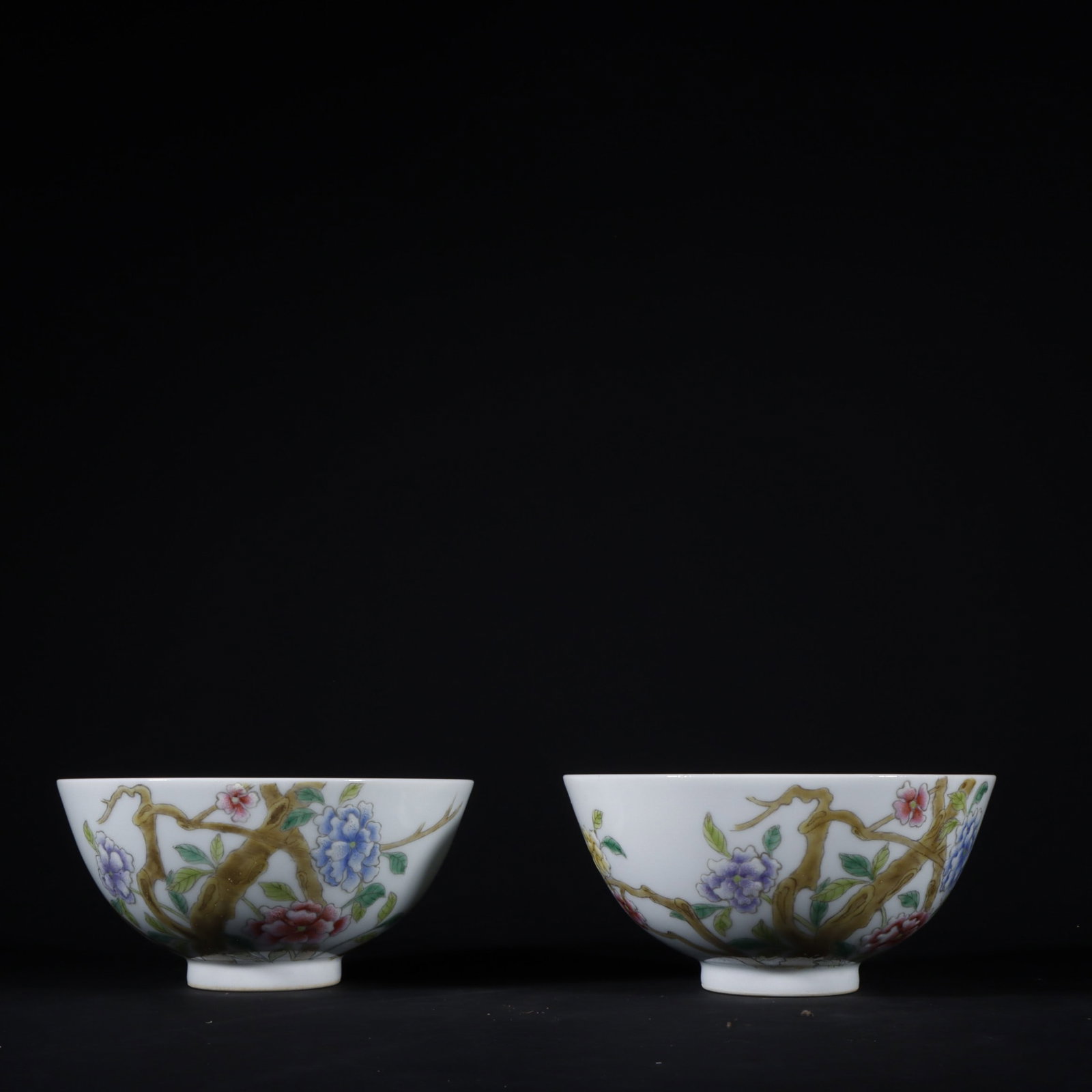 A Pair of Exquisite Famille-Rose Flower Pattern Bowl: A Pair of Exquisite Famille-Rose Flower Pattern Bowl Qing Dynasty, China Yongzheng Six-character Mark Size:6.5cmx13.5cm (The Dimensions Of All Batches Are Manually Measured.If You Need More Detailed