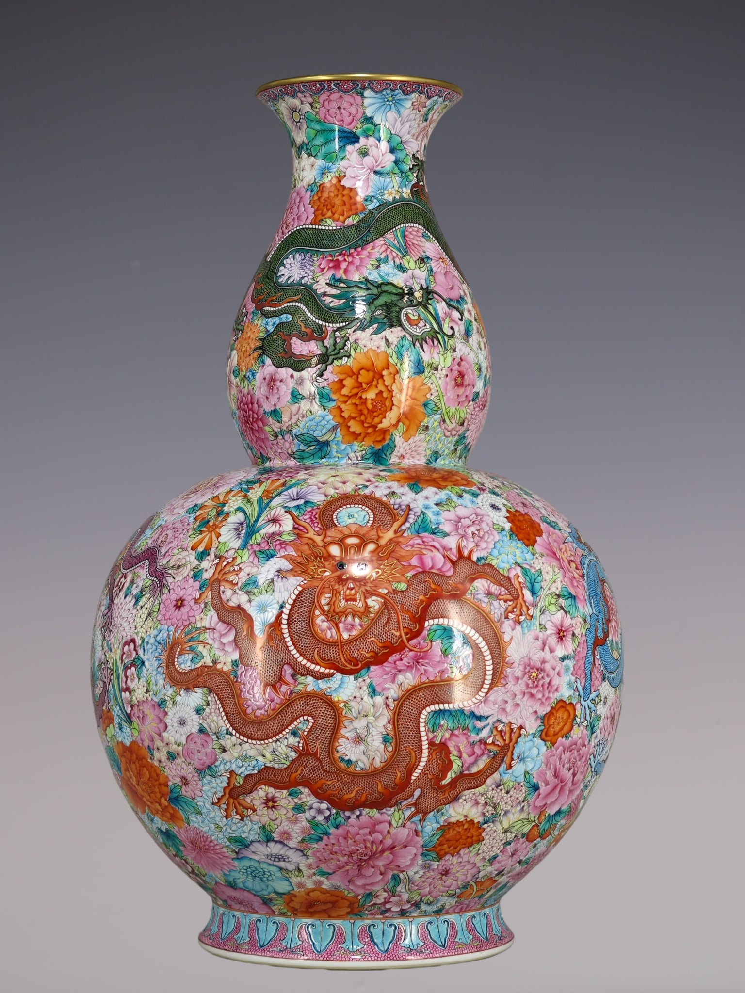 An Exquisite Enamel Flower Pattern Dragon Pattern Gourd-Shaped Vase: An Exquisite Enamel Flower Pattern Dragon Pattern Gourd-Shaped Vase Qing Dynasty, China Qianlong Six-character Mark Size:57.5cmx37cm (The Dimensions Of All Batches Are Manually Measured.If You Need