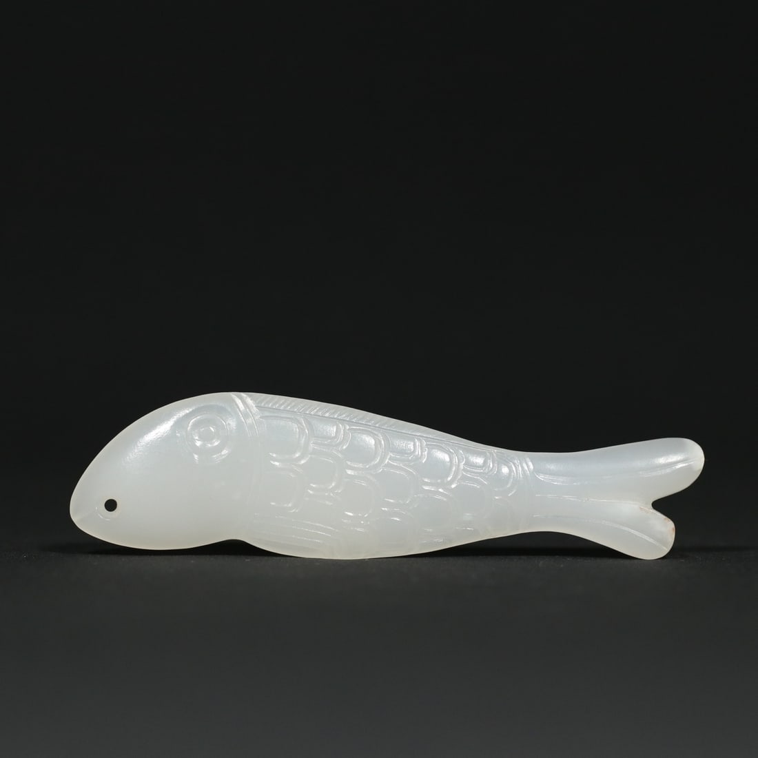 An Exquisite White Jade Fish Pendant: An Exquisite White Jade Fish Pendant Qing Dynasty, China Size:8.9cmx2.3cmx0.6cm Weight:17.6g (The Dimensions Of All Batches Are Manually Measured.If You Need More Detailed Information, Please Contact