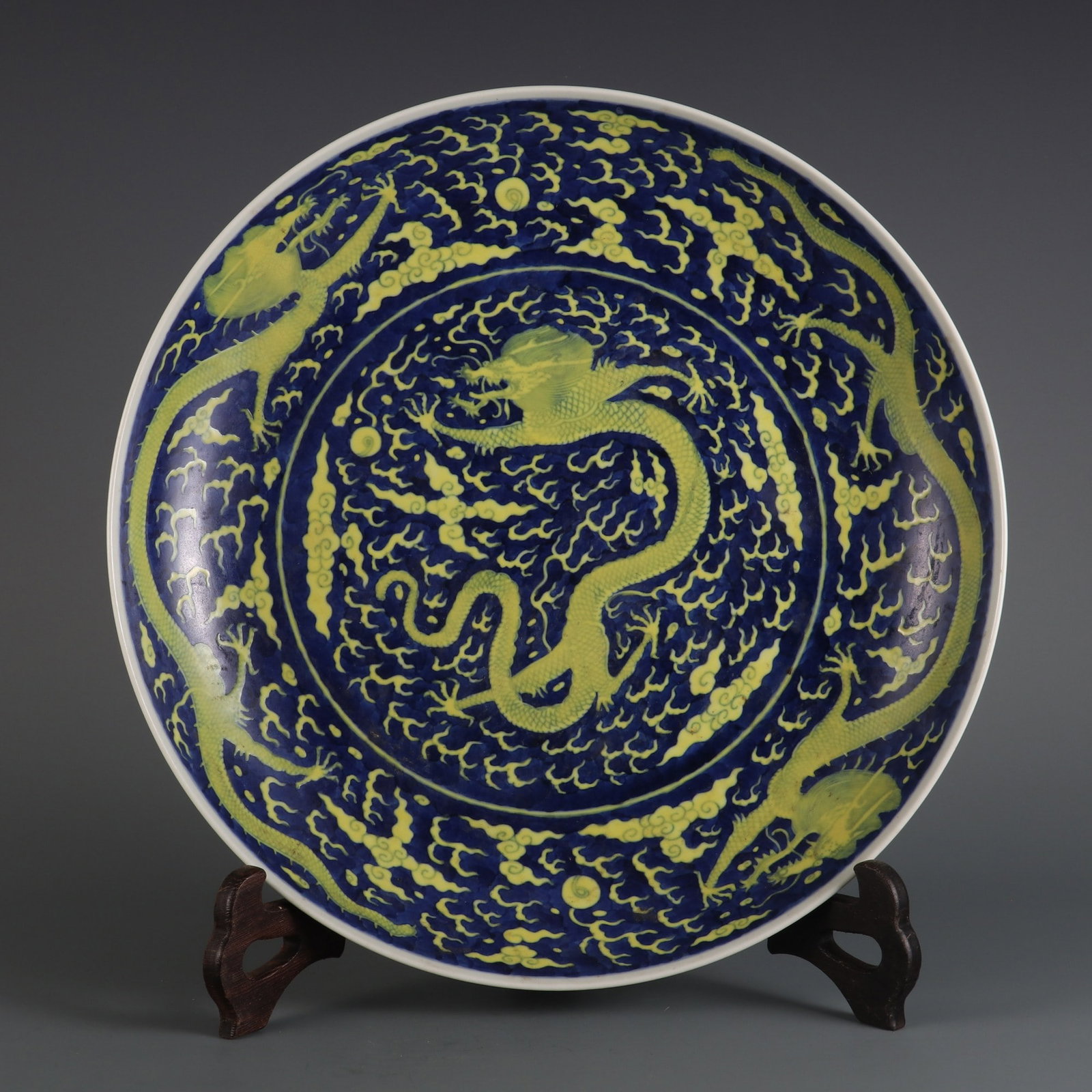 An Exquisite Blue and White Dragon Pattern Plate: An Exquisite Blue and White Dragon Pattern Plate Qing Dynasty, China Size:6.5cmx33.7cm (The Dimensions Of All Batches Are Manually Measured.If You Need More Detailed Information, Please Contact Our