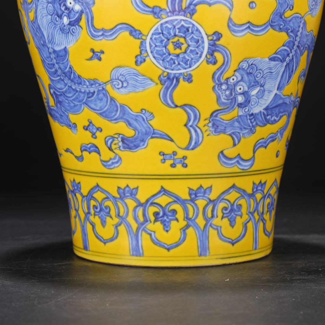 An Exquisite Blue and White Beast-Face Pattern Lion Pattern Vase - 4