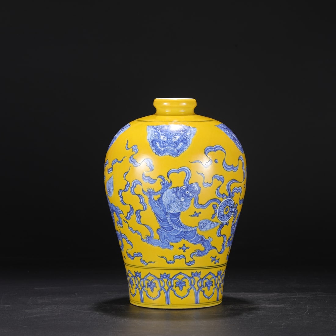 An Exquisite Blue and White Beast-Face Pattern Lion Pattern Vase - 6