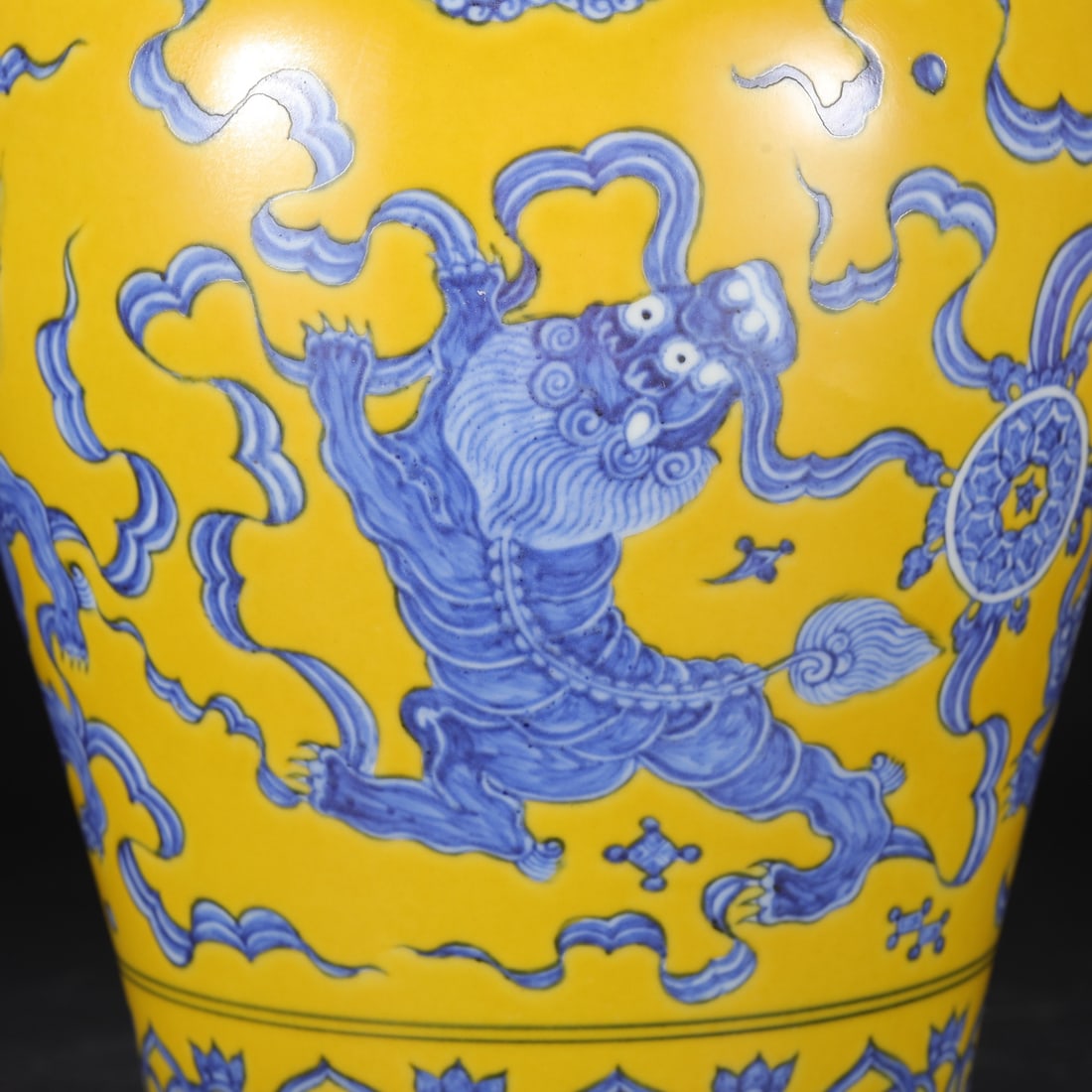An Exquisite Blue and White Beast-Face Pattern Lion Pattern Vase - 8