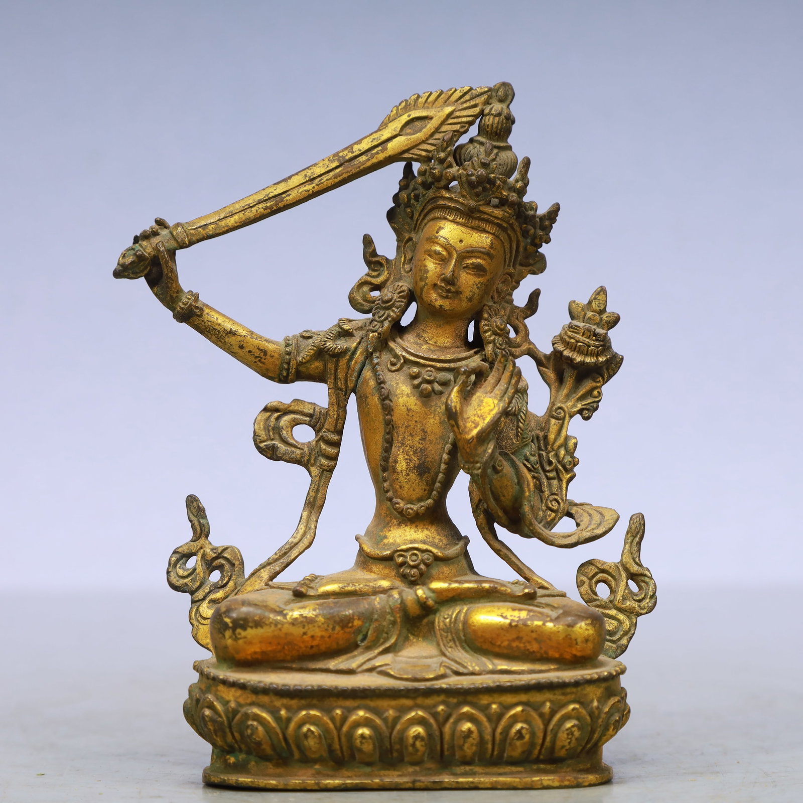 An Exquisite Gilt Bronze Statue of Manjusri: An Exquisite Gilt Bronze Statue of Manjusri Ming Dynasty, China Size:9.5cmx4.5cmx13cm Weight:400g (The Dimensions Of All Batches Are Manually Measured.If You Need More Detailed Information, Please