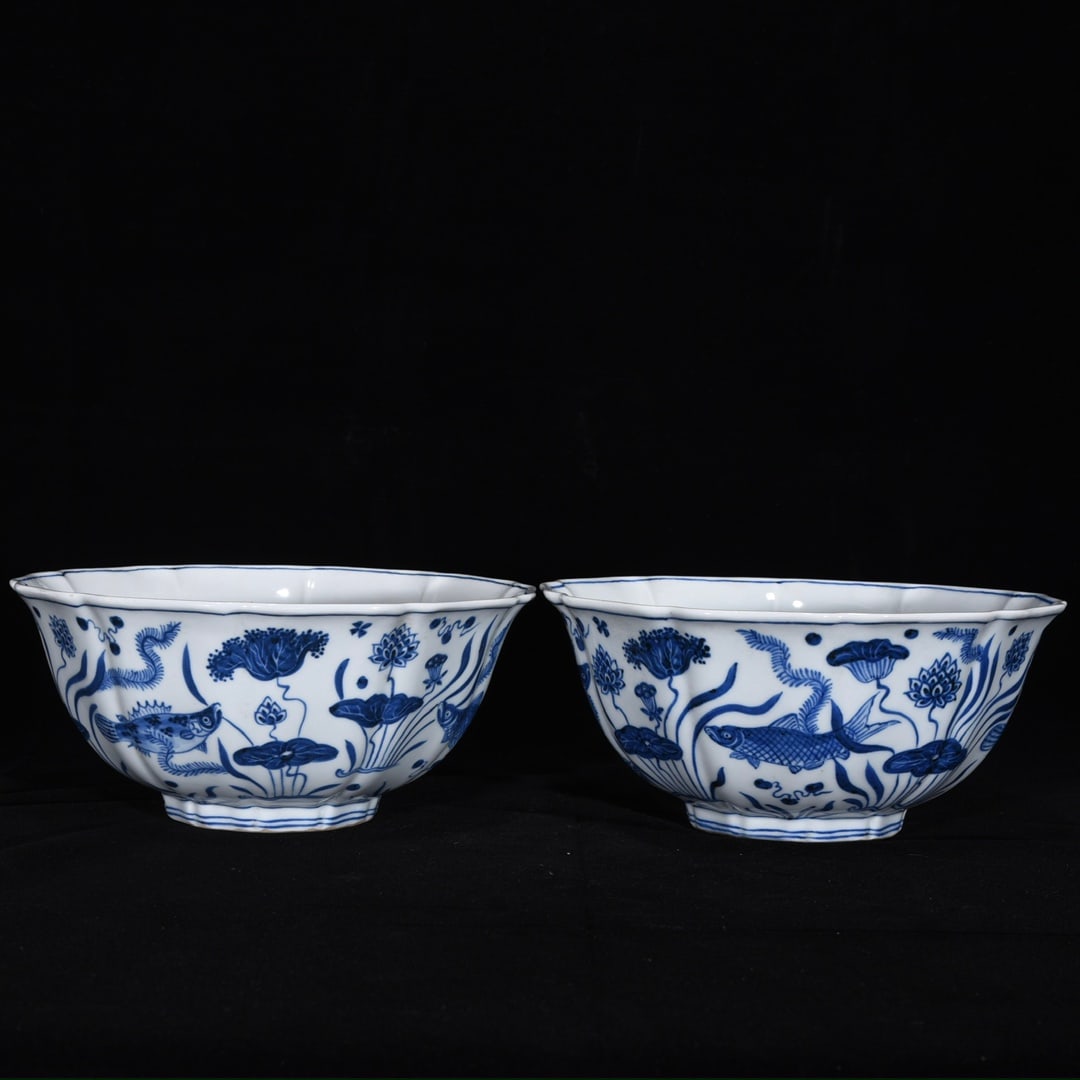An Exquisite Blue and White Fish and Lotus Pattern Bowl: An Exquisite Blue and White Fish and Lotus Pattern Bowl Ming Dynasty, China Xuande Six-character Mark Size:10cmx23cm (The Dimensions Of All Batches Are Manually Measured.If You Need More Detailed