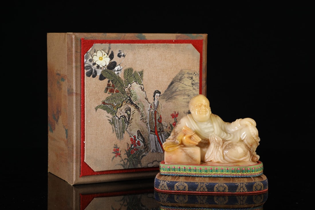 An Exquisite Shoushan Stone Statue of Arhat Ornament: An Exquisite Shoushan Stone Statue of Arhat Ornament Qing Dynasty, China Size:9.5cmx12cmx6cm Weight:655g (The Dimensions Of All Batches Are Manually Measured.If You Need More Detailed Information, Ple