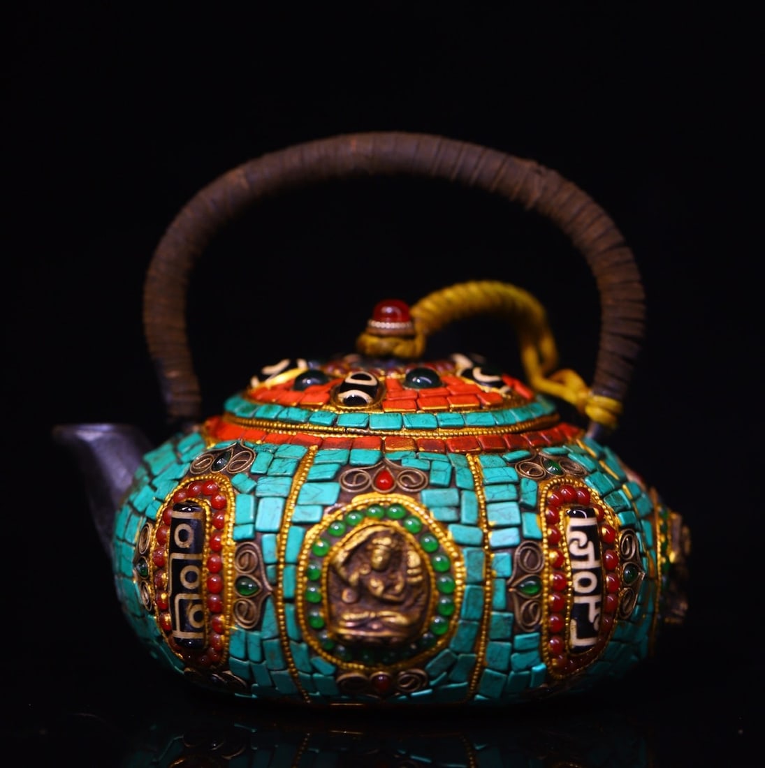 An Exquisite Iron Inlaid Gems Dzi Bead Teapot: An Exquisite Iron Inlaid Gems Dzi Bead Teapot Qing Dynasty, China Size:11cmx13cm Weight:1050g (The Dimensions Of All Batches Are Manually Measured.If You Need More Detailed Information, Please Contact