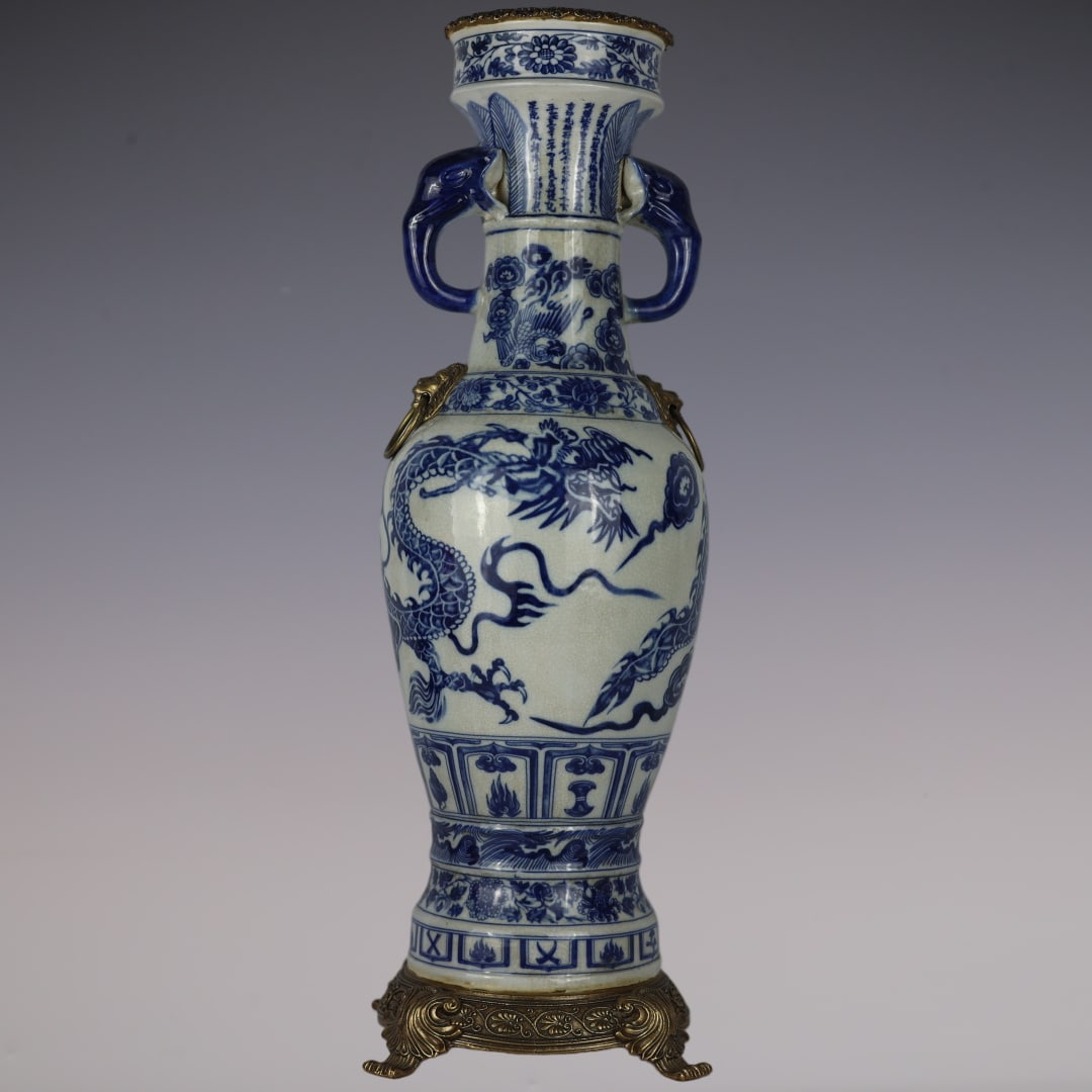 An Exquisite Blue and White Inlaid Bronze Dragon Pattern Double-Ears Vase: An Exquisite Blue and White Inlaid Bronze Dragon Pattern Double-Ears Vase Yuan Dynasty, China Size:70cmx22cm (The Dimensions Of All Batches Are Manually Measured.If You Need More Detailed Information,