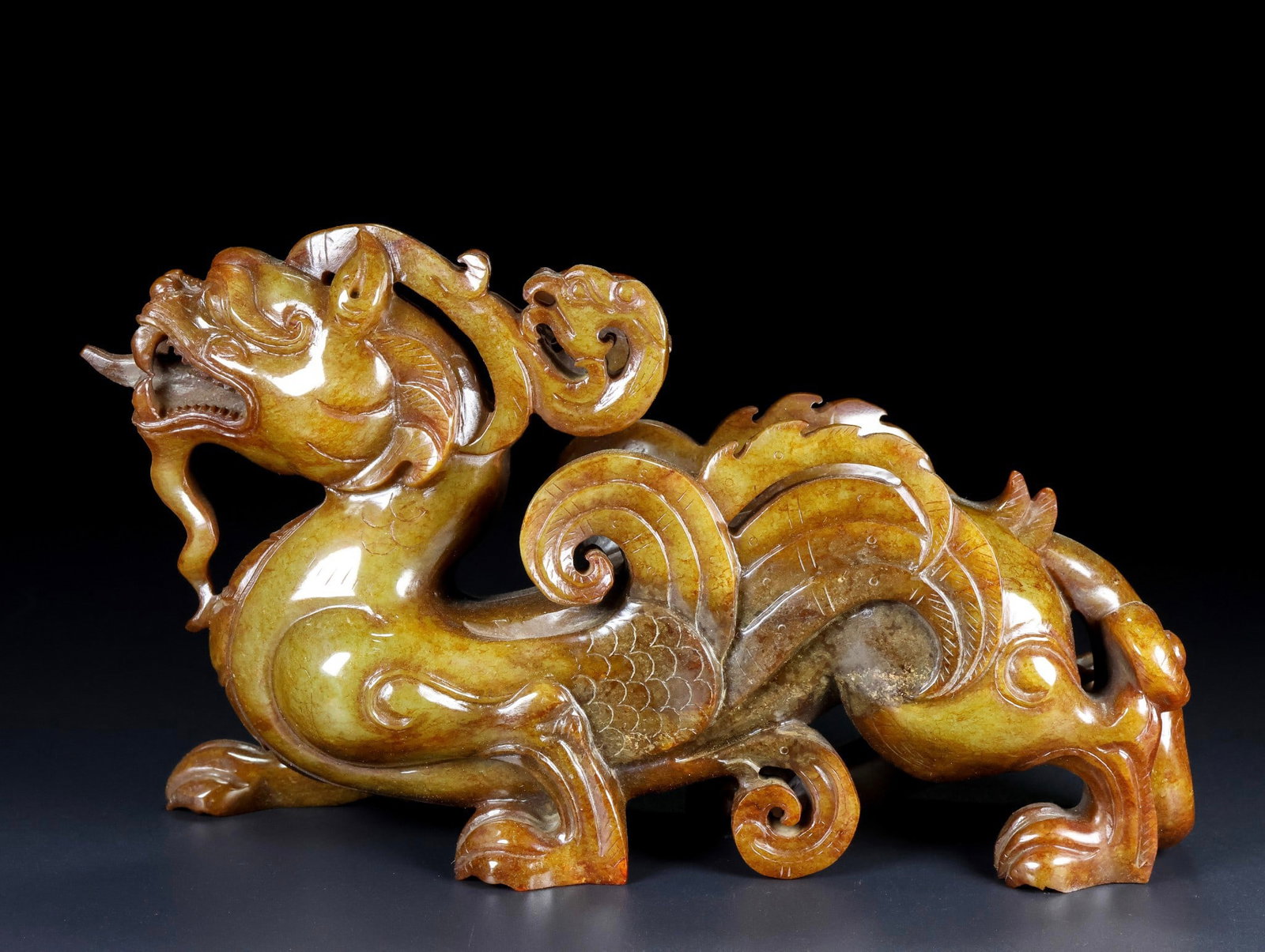 An Exquisite White Jade Auspicious Beast Ornament: An Exquisite White Jade Auspicious Beast Ornament Qing Dynasty, China Size:23cmx13cmx7cm Weight:1376g (The Dimensions Of All Batches Are Manually Measured.If You Need More Detailed Information,