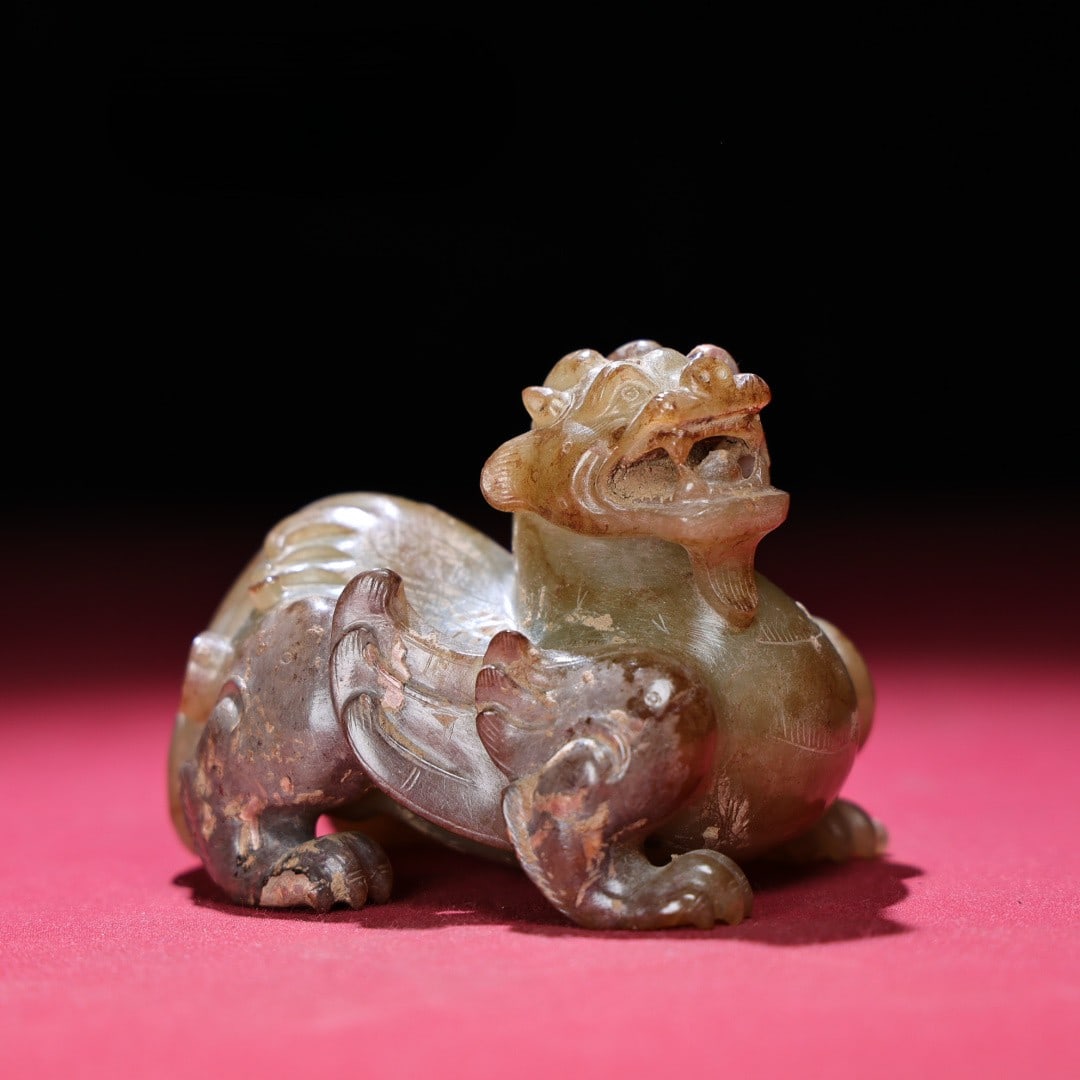 An Exquisite White Jade Auspicious Beast Hand Piece: An Exquisite White Jade Auspicious Beast Hand Piece Han Dynasty, China Size:8cmx5.9cmx5.7cm Weight:291g (The Dimensions Of All Batches Are Manually Measured.If You Need More Detailed Information,