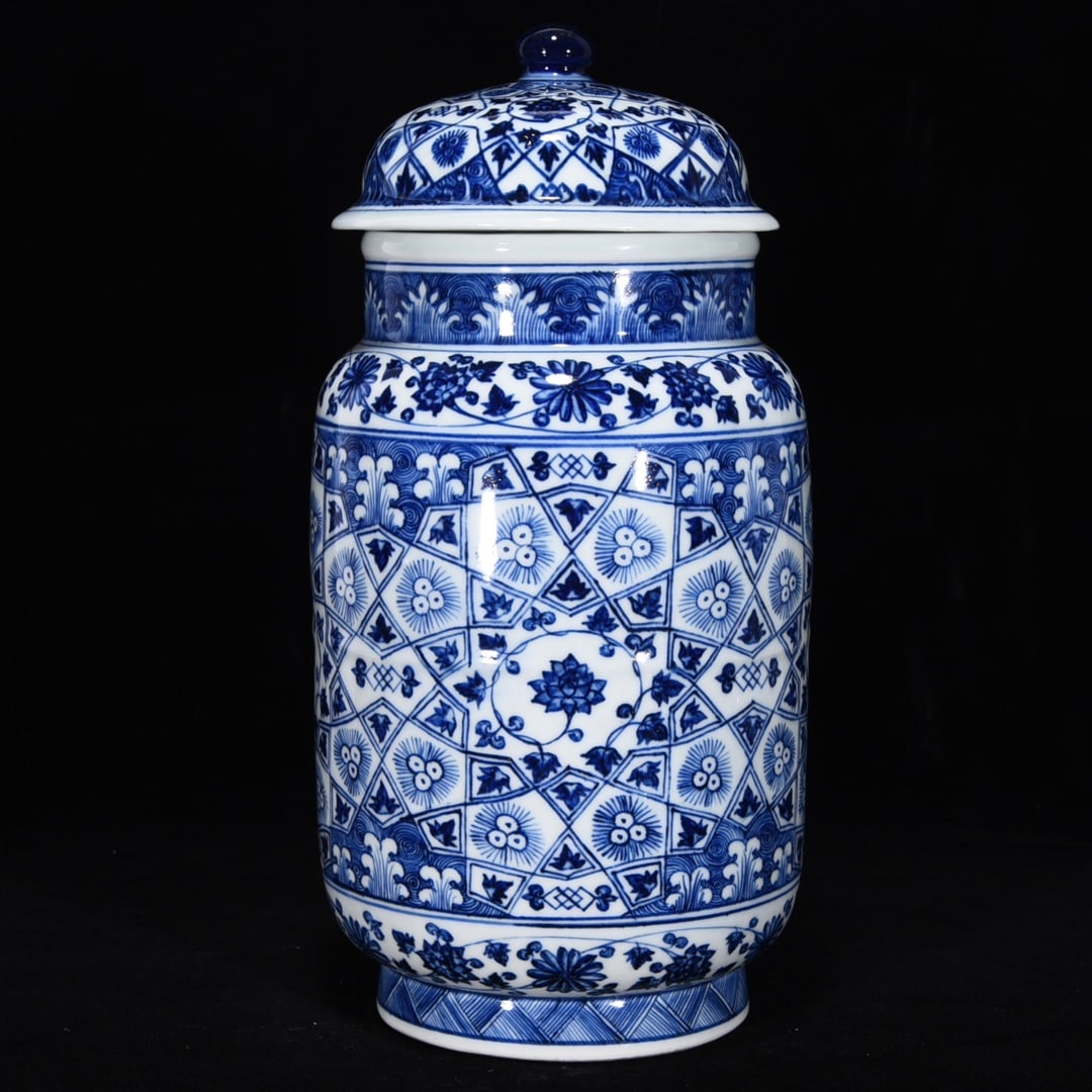 An Exquisite Blue and White Flower Pattern Jar - 2