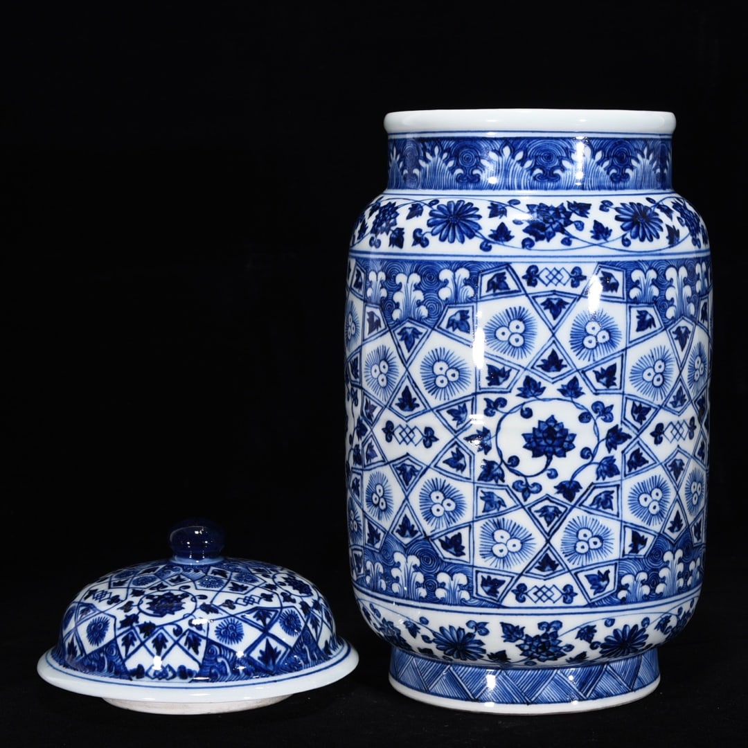 An Exquisite Blue and White Flower Pattern Jar - 3